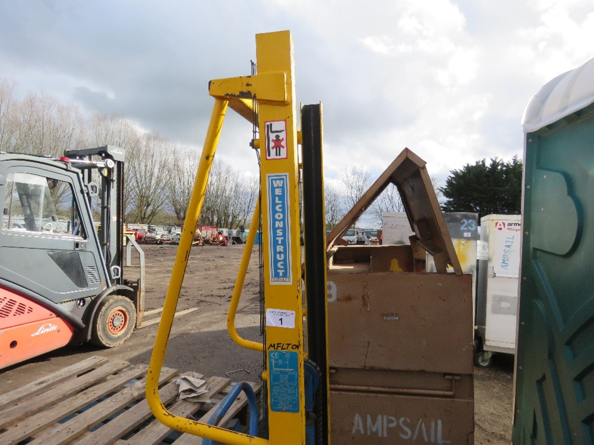 WELCONSTRUCT 500KG LIFT CAPACITY MANUAL OPERATED FORKLIFT. - Image 2 of 3