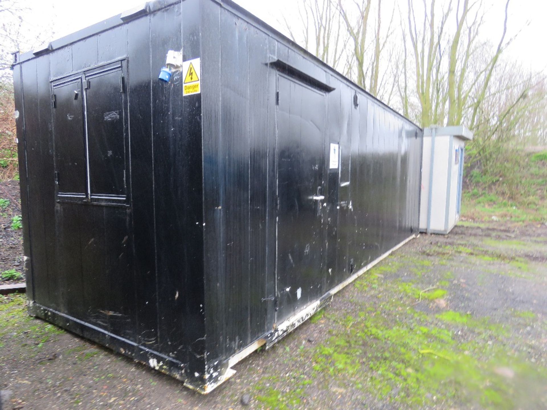 SECURE PORTABLE SITE OFFICE CONTAINER 24FT X 8FT APPROX. . SOURCED FROM COMPANY LIQUIDATION. - Image 4 of 8