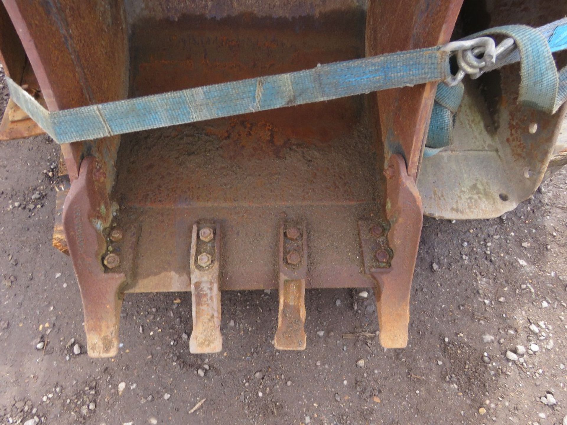 SET OF EXCAVATOR BUCKETS ON 60MM PINS FOR VOLVO ECR88 MACHINE OR SIMILAR: 20", 10" & 5FT GRADING APP - Image 6 of 6