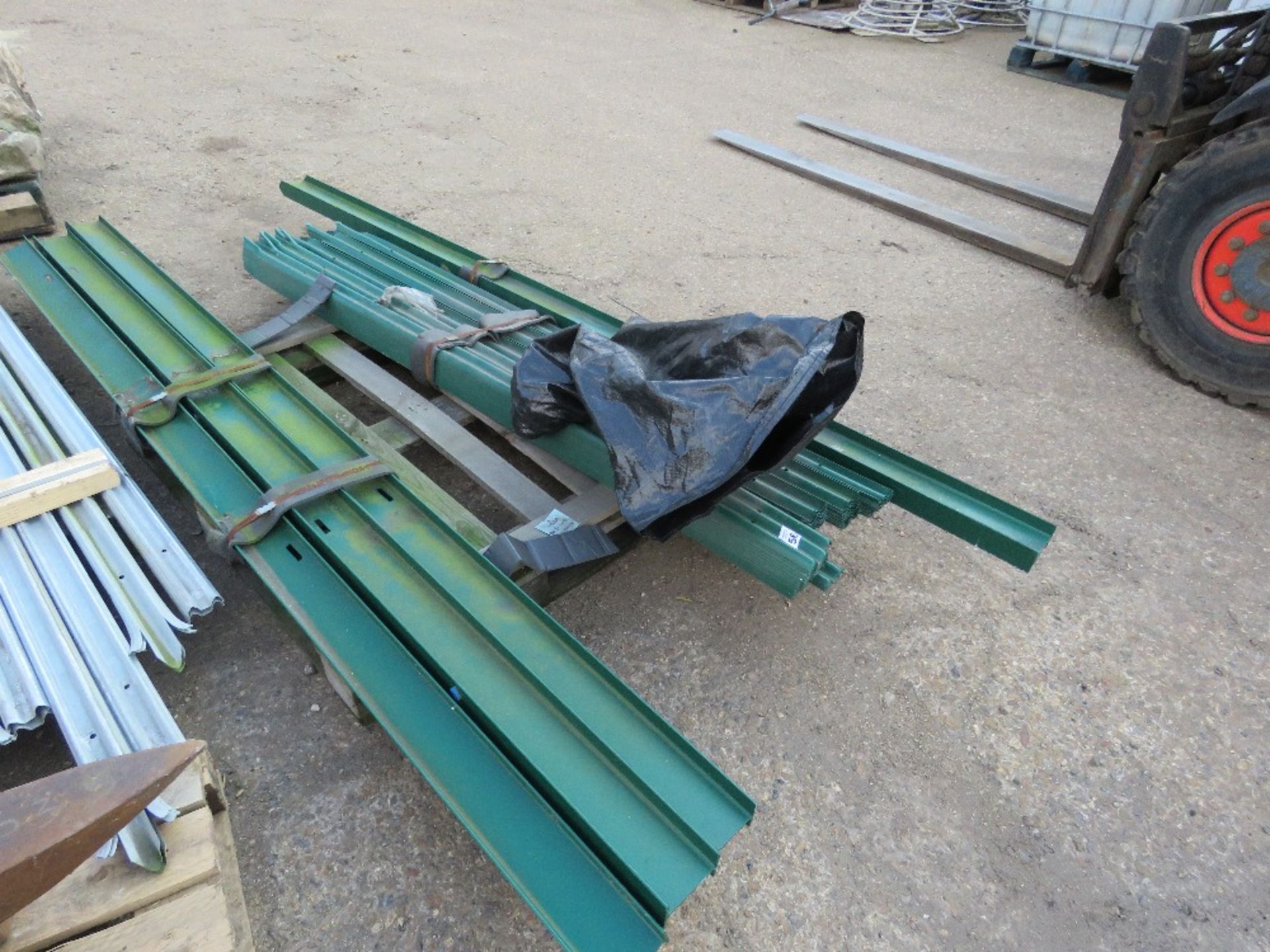 PALLET CONTAINING GREEN PALLISADE FENCING. 4 POSTS @ 2.73M HEIGHT PLUS PALINGS @ 1.95M PLUS SOME BOL