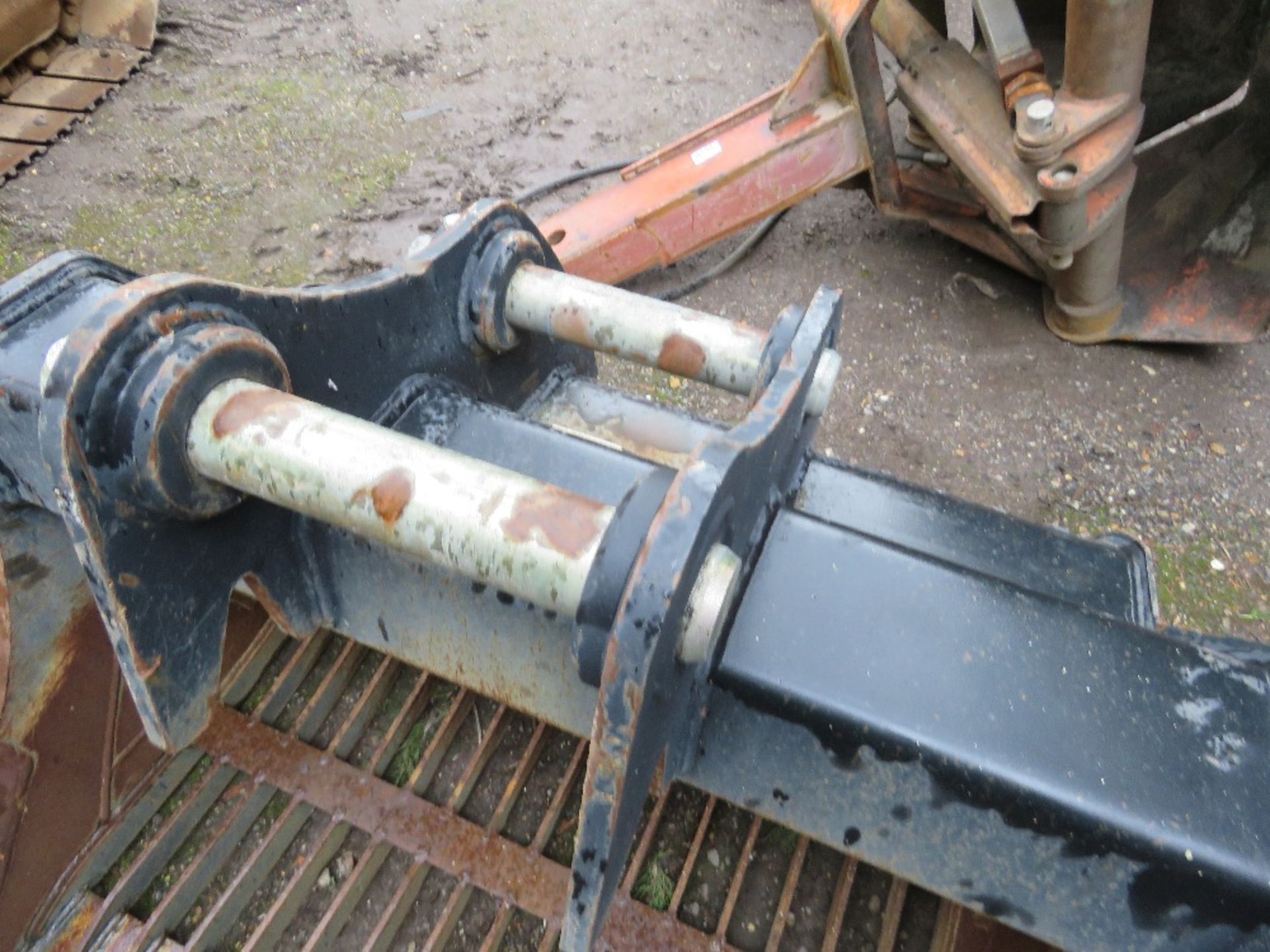 RHINOX 1.2M WIDTH EXCAVATOR MOUNTED RIDDLE BUCKET ON 65MM PINS, LITTLE USED. BEING SOLD AS SURPLUS T - Image 4 of 5
