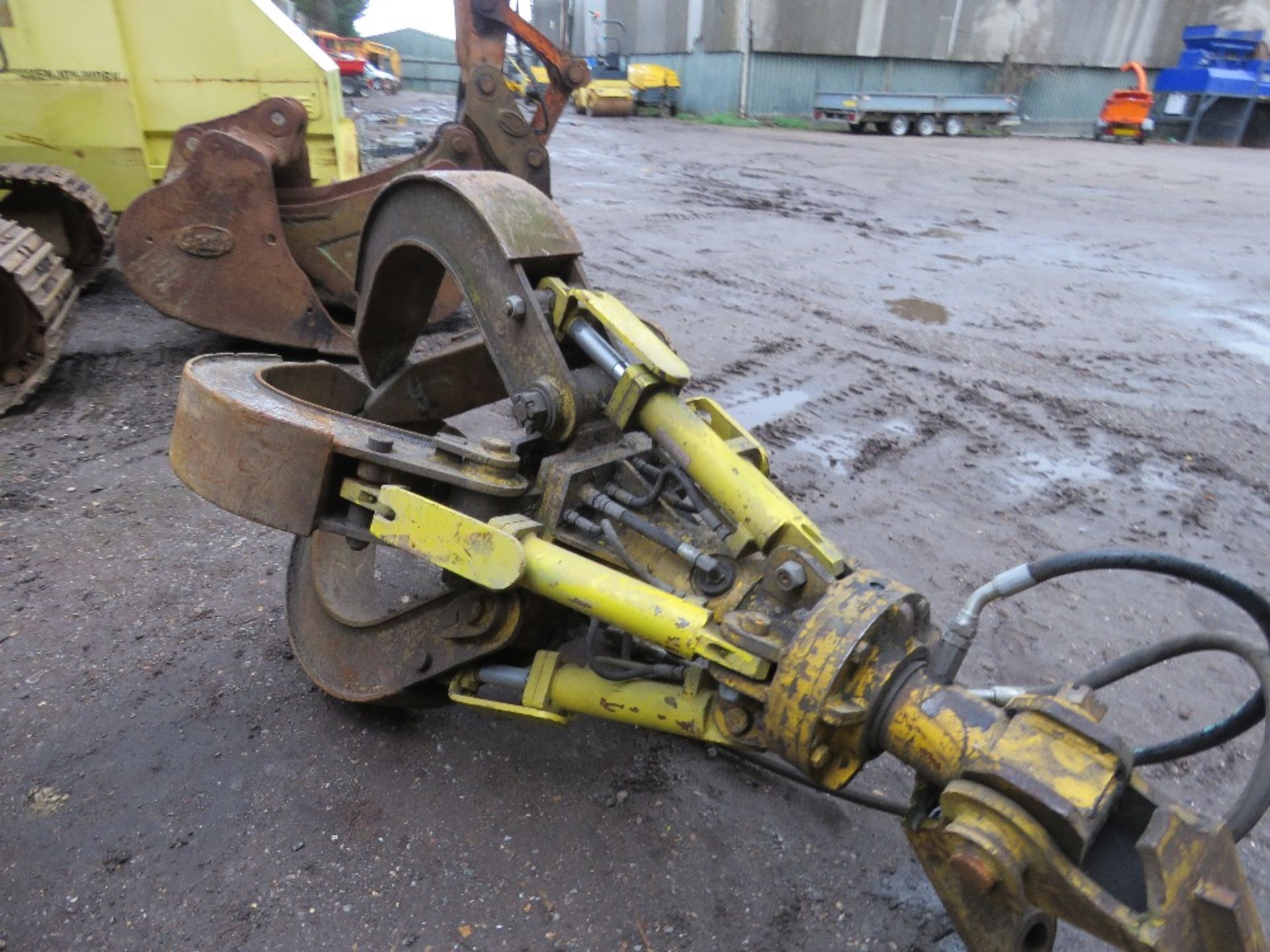 EXCAVATOR MOUNTED 5 TINE SCRAP GRAB WITH ROTATOR ON 65MM PINS, RAMS DONE LITTLE WORK SINCE REFURBISH - Image 3 of 6