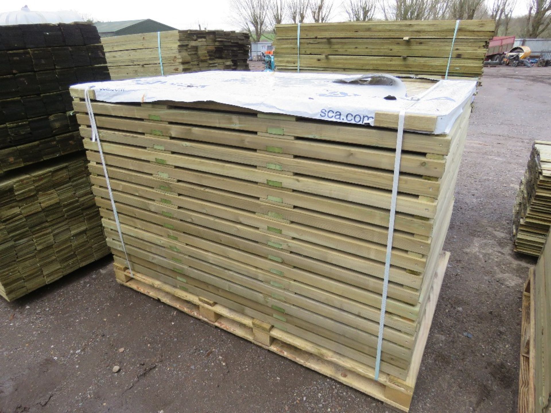 PACK OF VENETIAN SLAT FENCE PANELS 1.83M X 1.22M APPROX. 16NO PANELS IN TOTAL. - Image 2 of 3