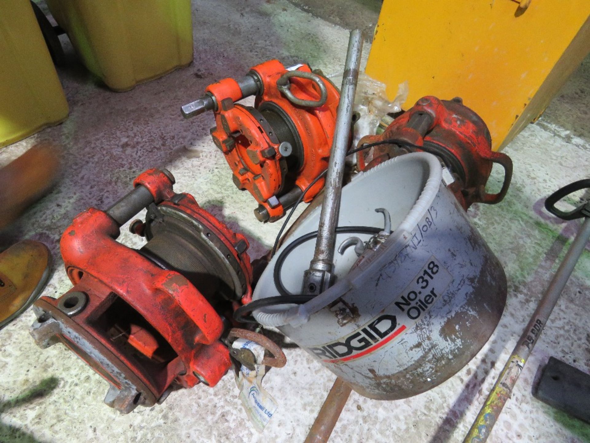 3NO RIDGID TYPE PIPE THREADING HEADS PLUS A CUTTING FLUID BOWL. SOURCED FROM COMPANY LIQUIDATION. - Image 3 of 5