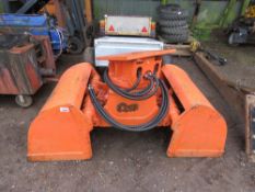 CLAMSHELL TYPE BUCKET GRAB DEEP EXCAVATION ATTACHMENT FOR EXCAVATOR, 0.88M WIDTH APPROX, APPEARS LIT