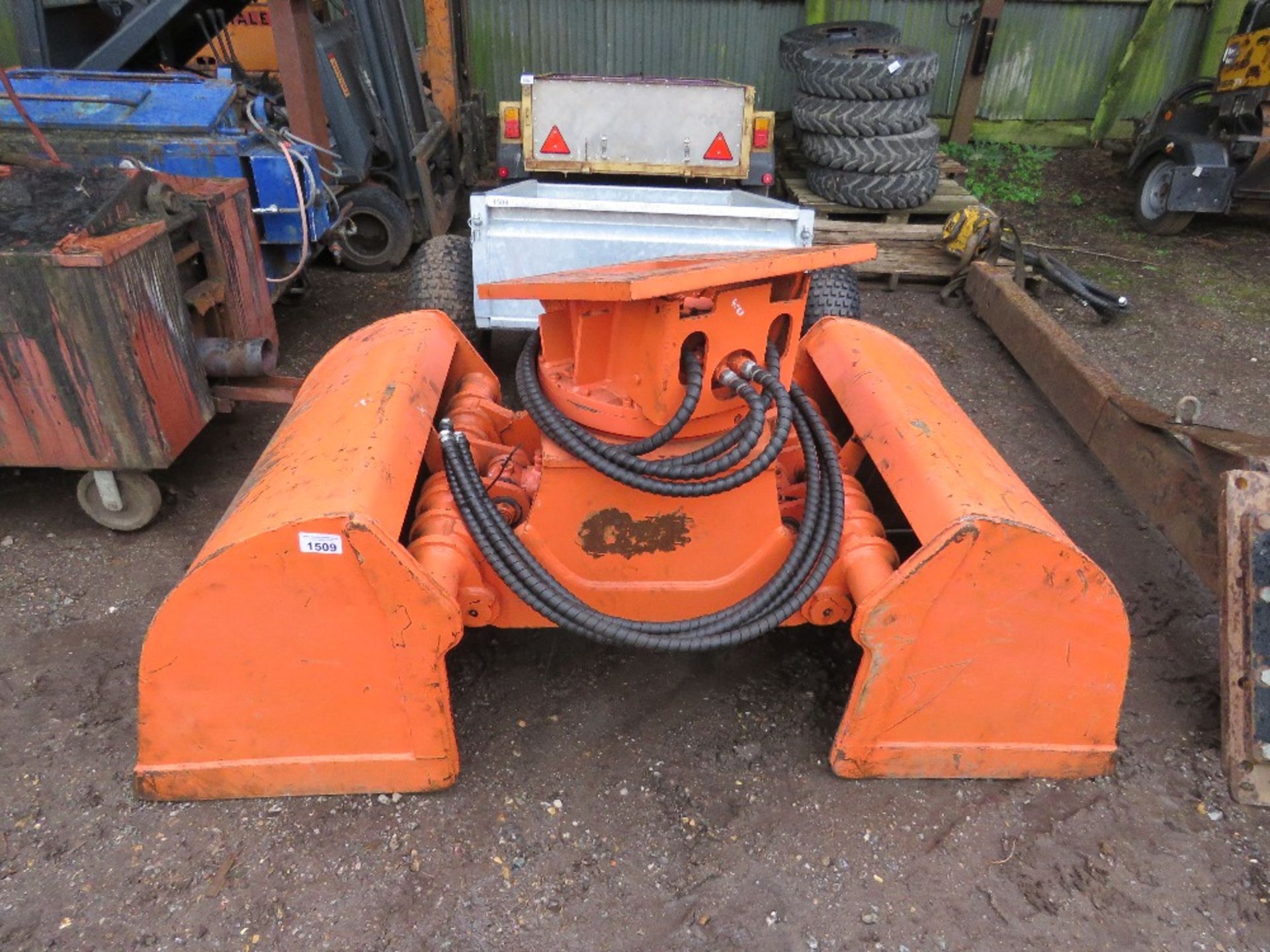 CLAMSHELL TYPE BUCKET GRAB DEEP EXCAVATION ATTACHMENT FOR EXCAVATOR, 0.88M WIDTH APPROX, APPEARS LIT