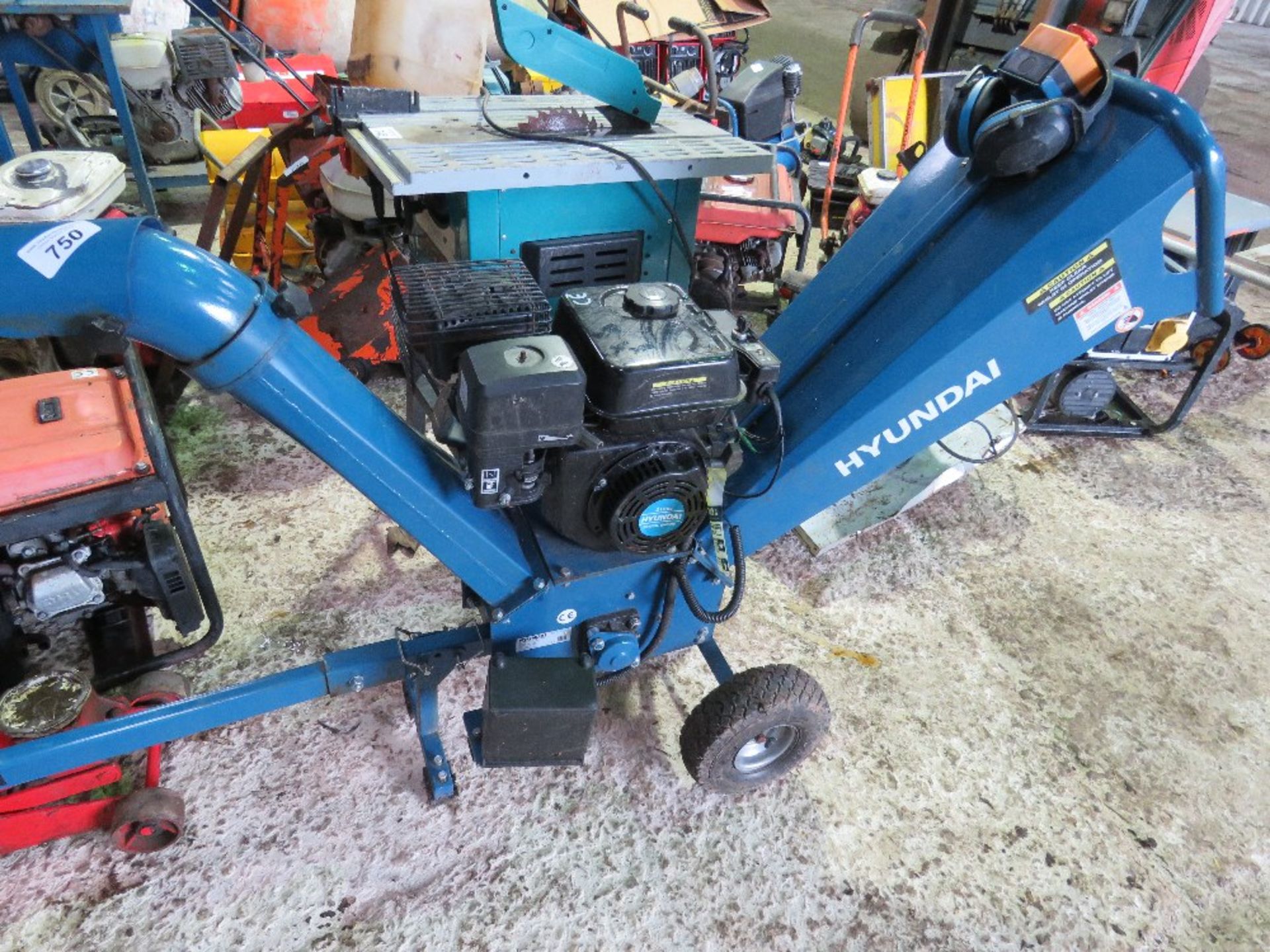 HYUNDAI HYCH7070E-2 PETROL ENGINED CHIPPER, TOWABLE BY GARDEN TRACTOR. KEY START, APPEARS LITTLE USE - Bild 2 aus 8