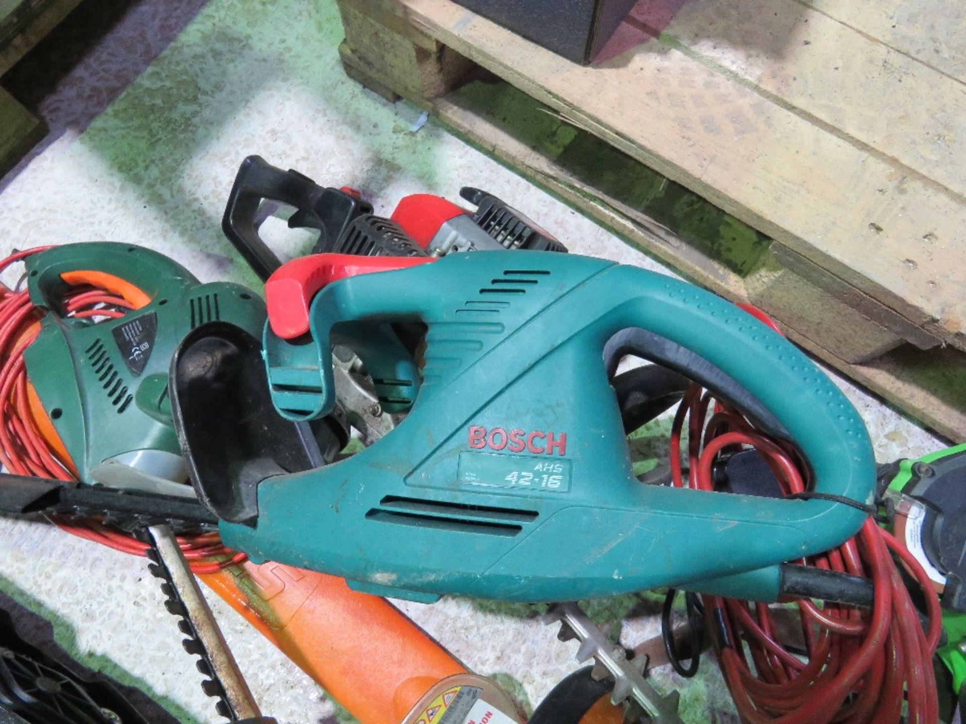 2 X PETROL HEDGE CUTTERS PLUS 2 X ELECTRIC HEDGE CUTTERS AND A CHAINSAW SHARPENER. - Image 10 of 14