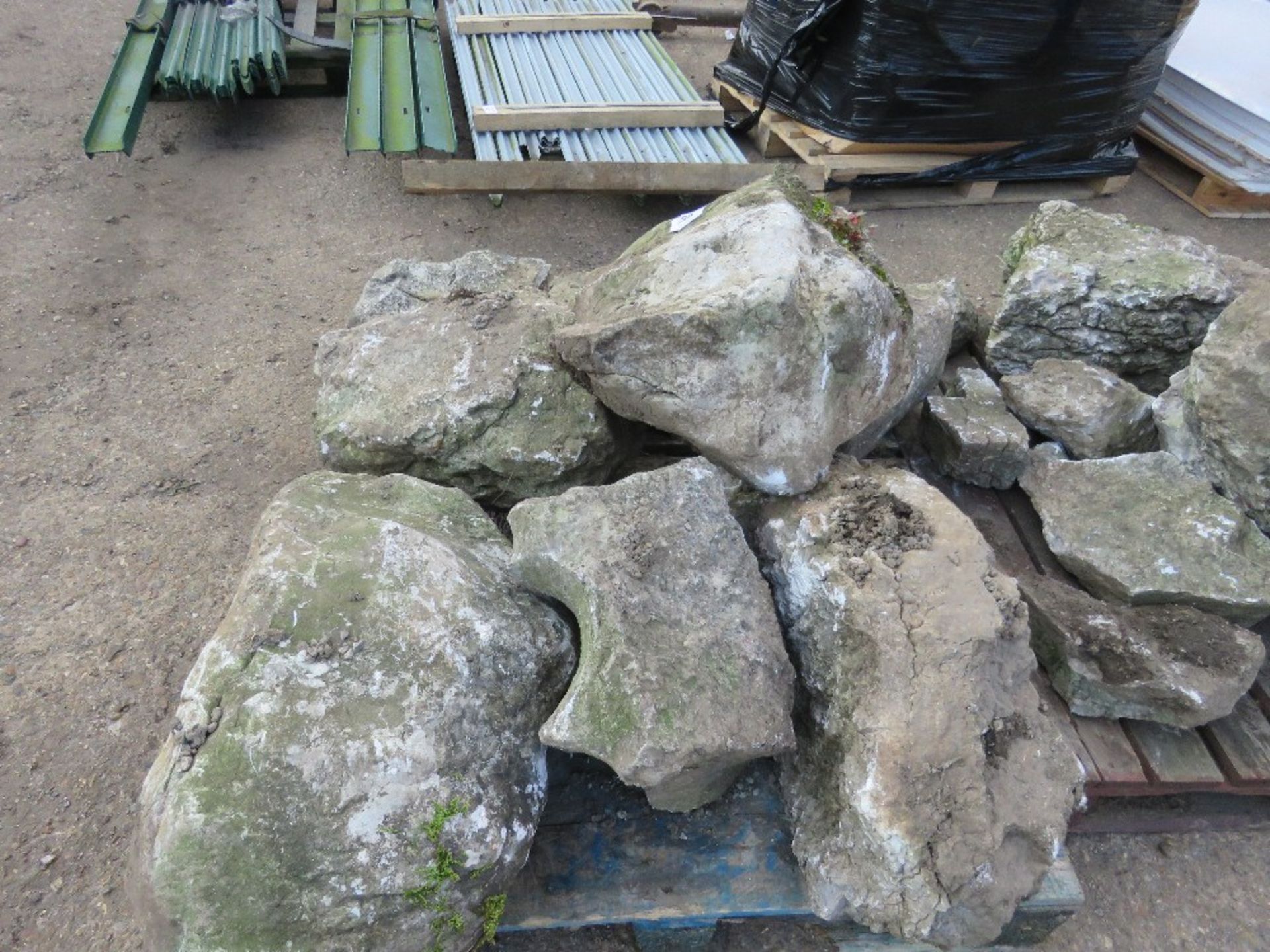 2 X PALLETS OF LARGE ROCKERY DECORATIVE STONES.....THIS LOT IS SOLD UNDER THE AUCTIONEERS MARGIN SCH - Bild 3 aus 7