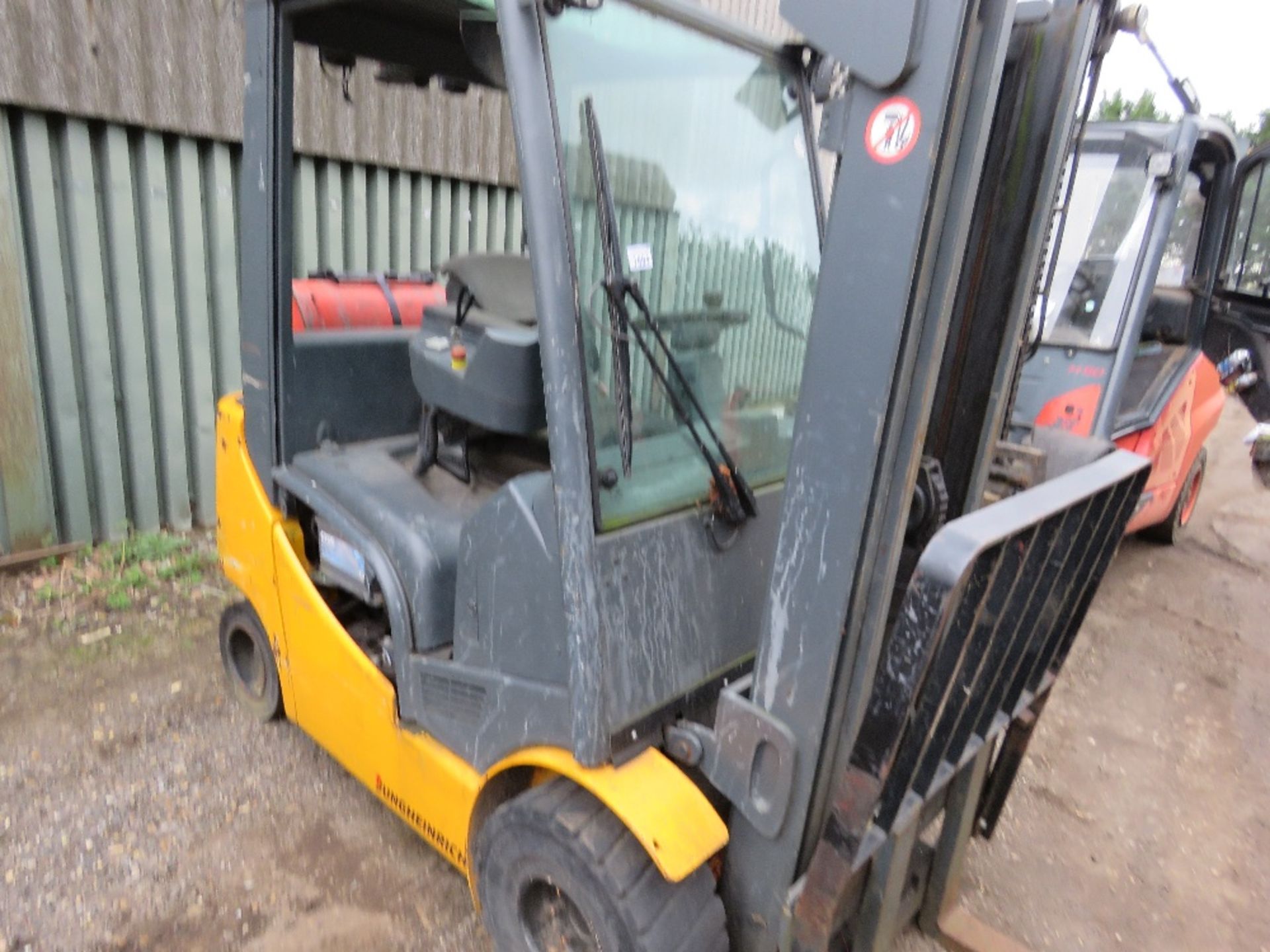 JUNGHEINRICH GAS POWERED FORKLIFT TRUCK WITH CONTAINER SPEC FREE LIFT MAST. - Image 2 of 9