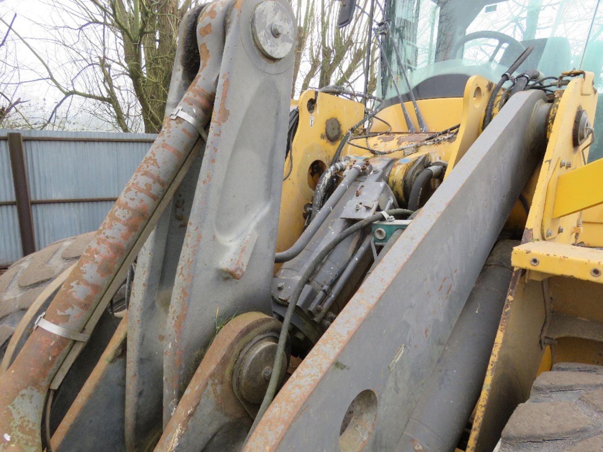 VOLVO L120F WHEELED LOADING SHOVEL YEAR 2009 BUILD. WITH SOIL AND SCREENING BUCKETS AS SHOWN. SN:VCE - Image 15 of 27