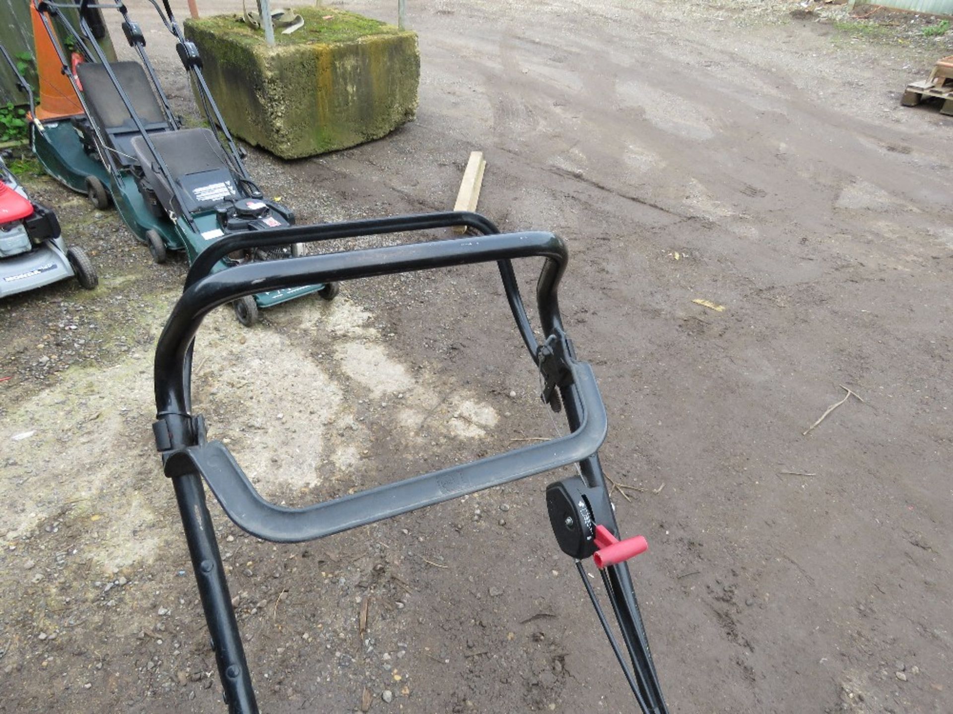 HAYTER HARRIER 41 PETROL ENGINE ROLLER MOWER, NO COLLECTOR.....THIS LOT IS SOLD UNDER THE AUCTIONEER - Bild 4 aus 4