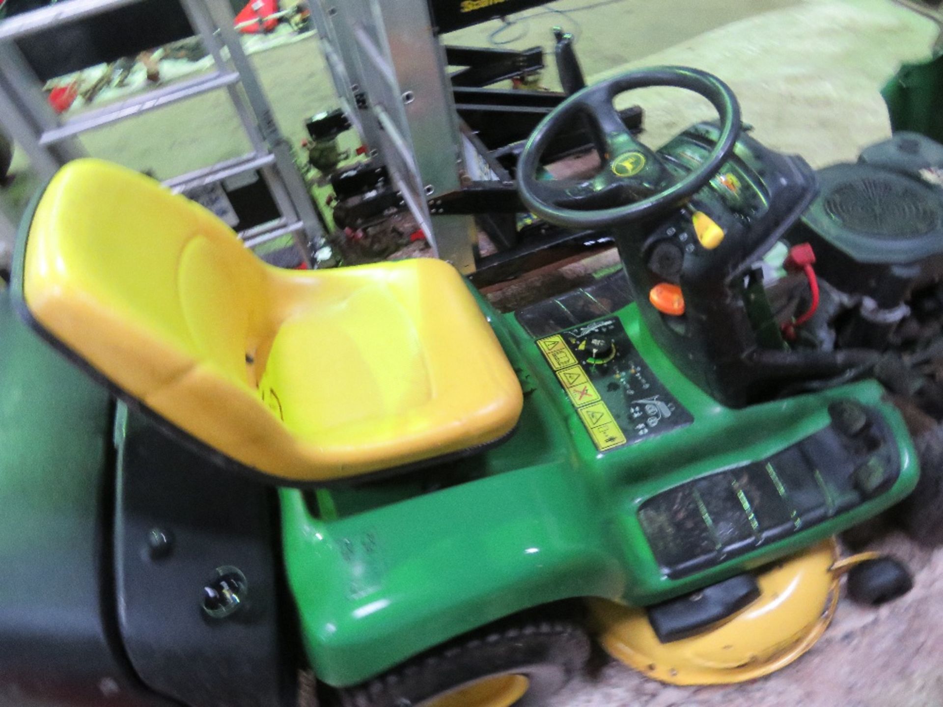 JOHN DEERE LTR155 RIDE ON LAWNMOWER. WHEN TESTED WAS SEEN TO RUN, DRIVE AND MOWER ENGAGED. ....THIS - Image 5 of 6