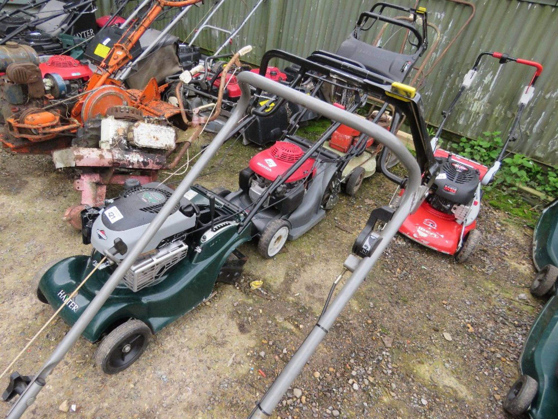 HONDA HRB425 PETROL ENGINE ROLLER MOWER, NO COLLECTOR.....THIS LOT IS SOLD UNDER THE AUCTIONEERS MAR - Bild 4 aus 4