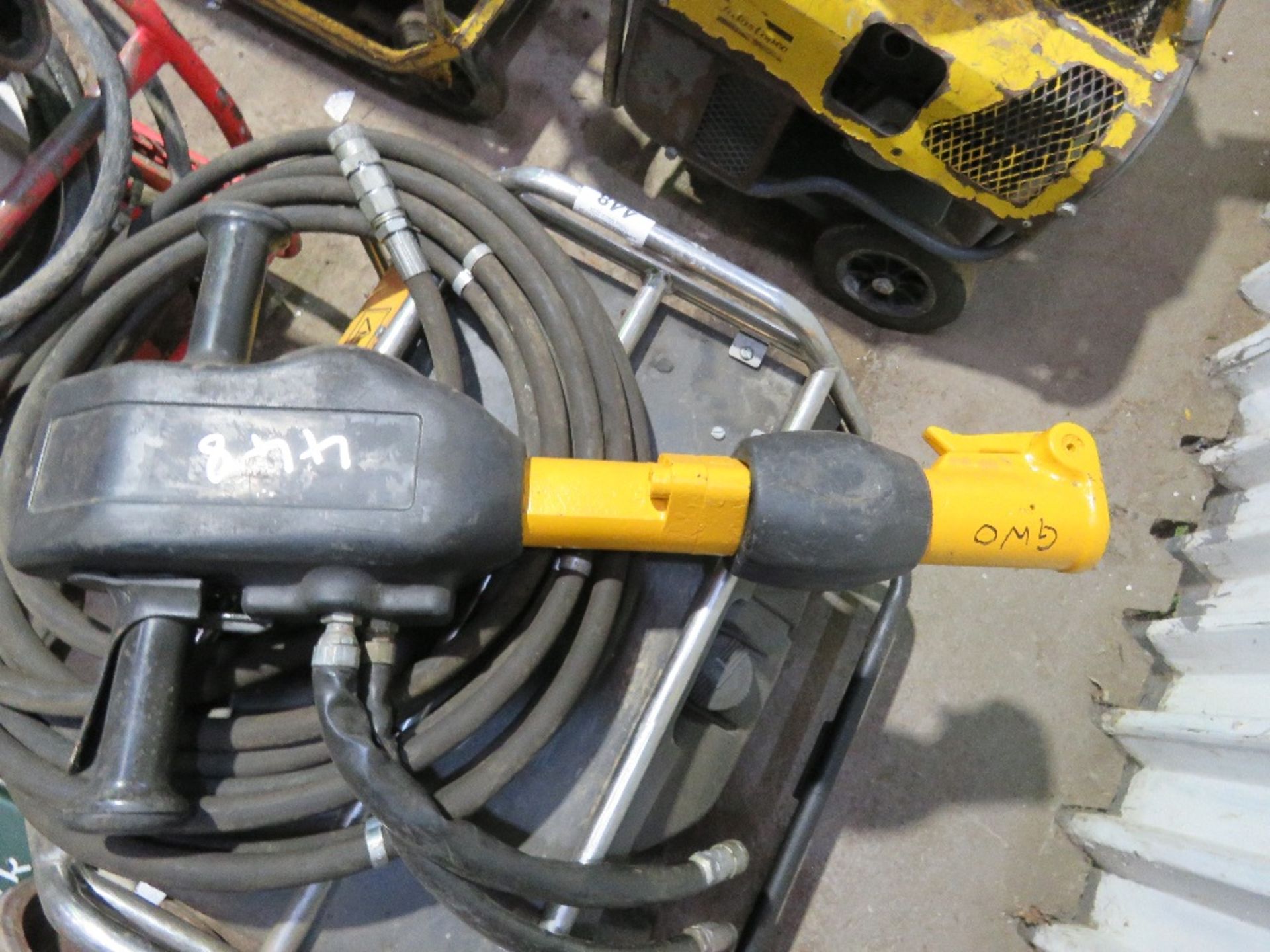 JCB BEAVER HEAVY DUTY DIESEL ENGINED HYDRAULIC BREAKER PACK WITH HOSE AND GUN. WHNE TESTED WAS SEEN - Image 5 of 6