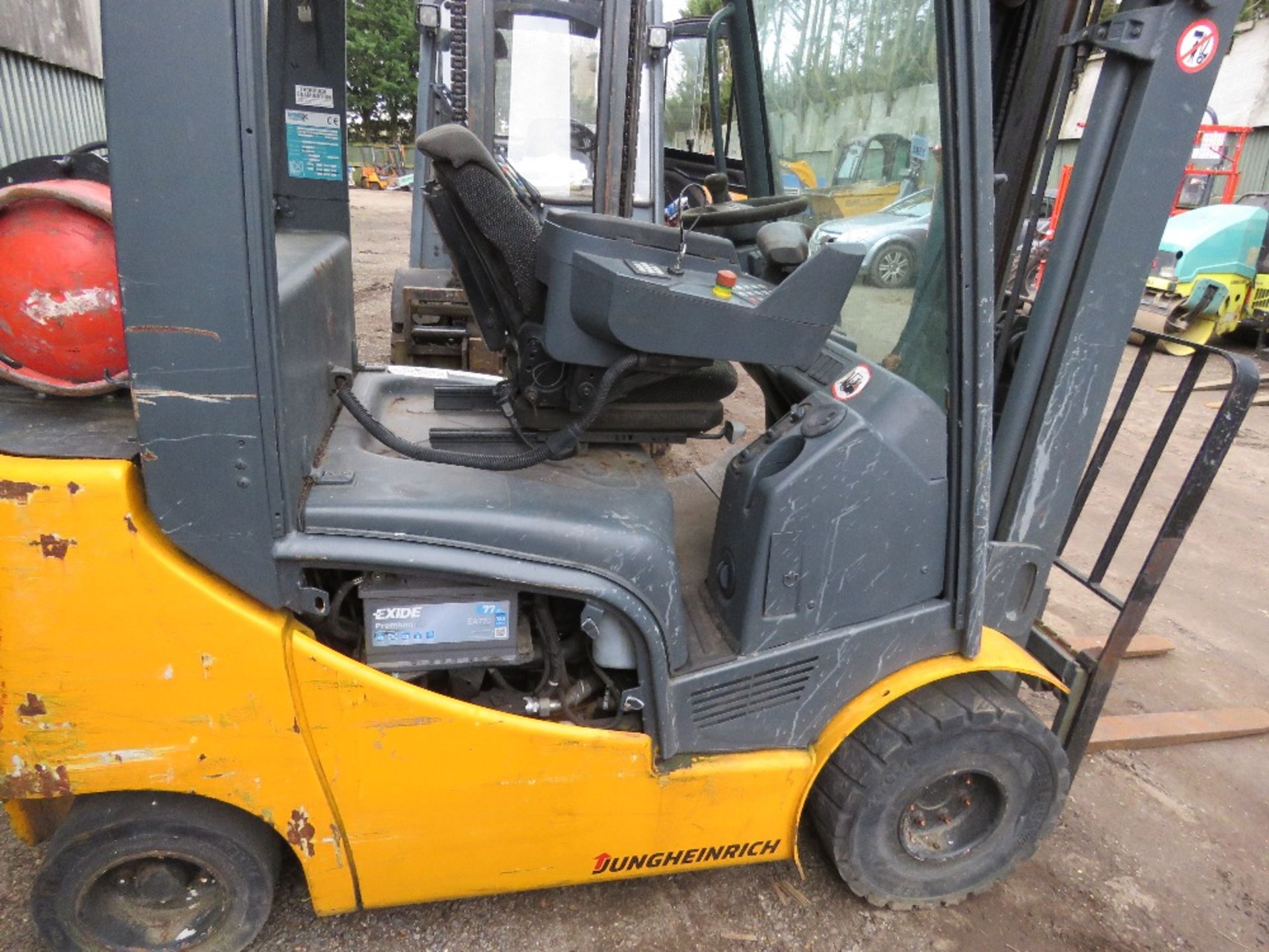 JUNGHEINRICH GAS POWERED FORKLIFT TRUCK WITH CONTAINER SPEC FREE LIFT MAST. - Image 7 of 9