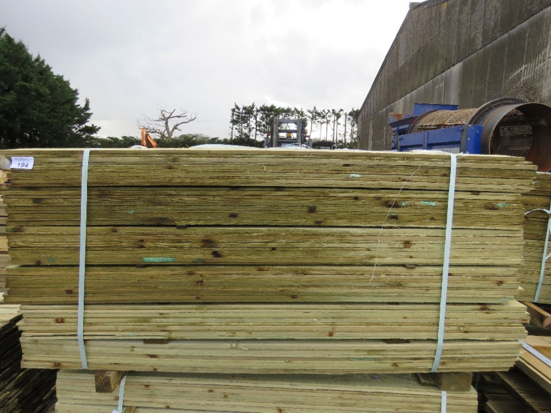 LARGE PACK OF TREATED FEATHER EDGE FENCE CLADDING TIMBER BOARDS. 1.65M LENGTH X 100MM WIDTH APPROX.