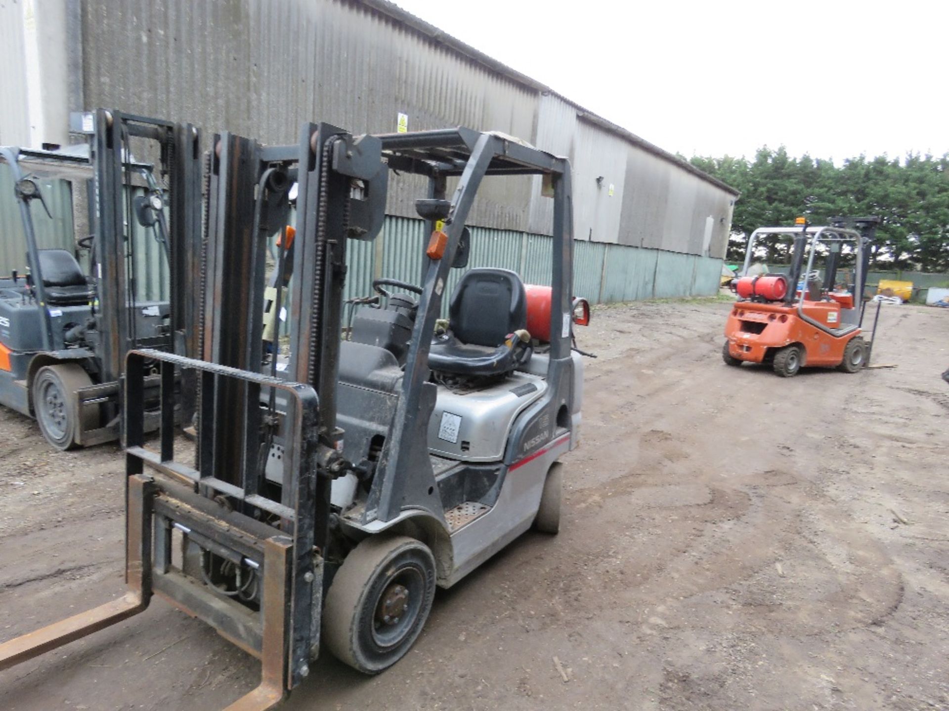 NISSAN 1.5TONNE CAPACITY GAS POWERED FORKLIFT TRUCK SN:L01-000622, 3260 REC HOURS. LOW MAST HEIGHT. - Image 5 of 10