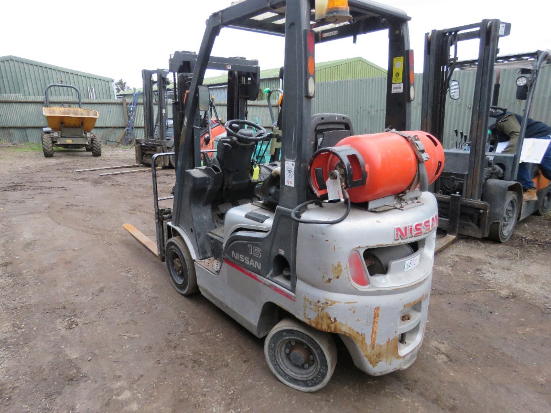 NISSAN 1.5TONNE CAPACITY GAS POWERED FORKLIFT TRUCK SN:L01-000622, 3260 REC HOURS. LOW MAST HEIGHT. - Image 4 of 10
