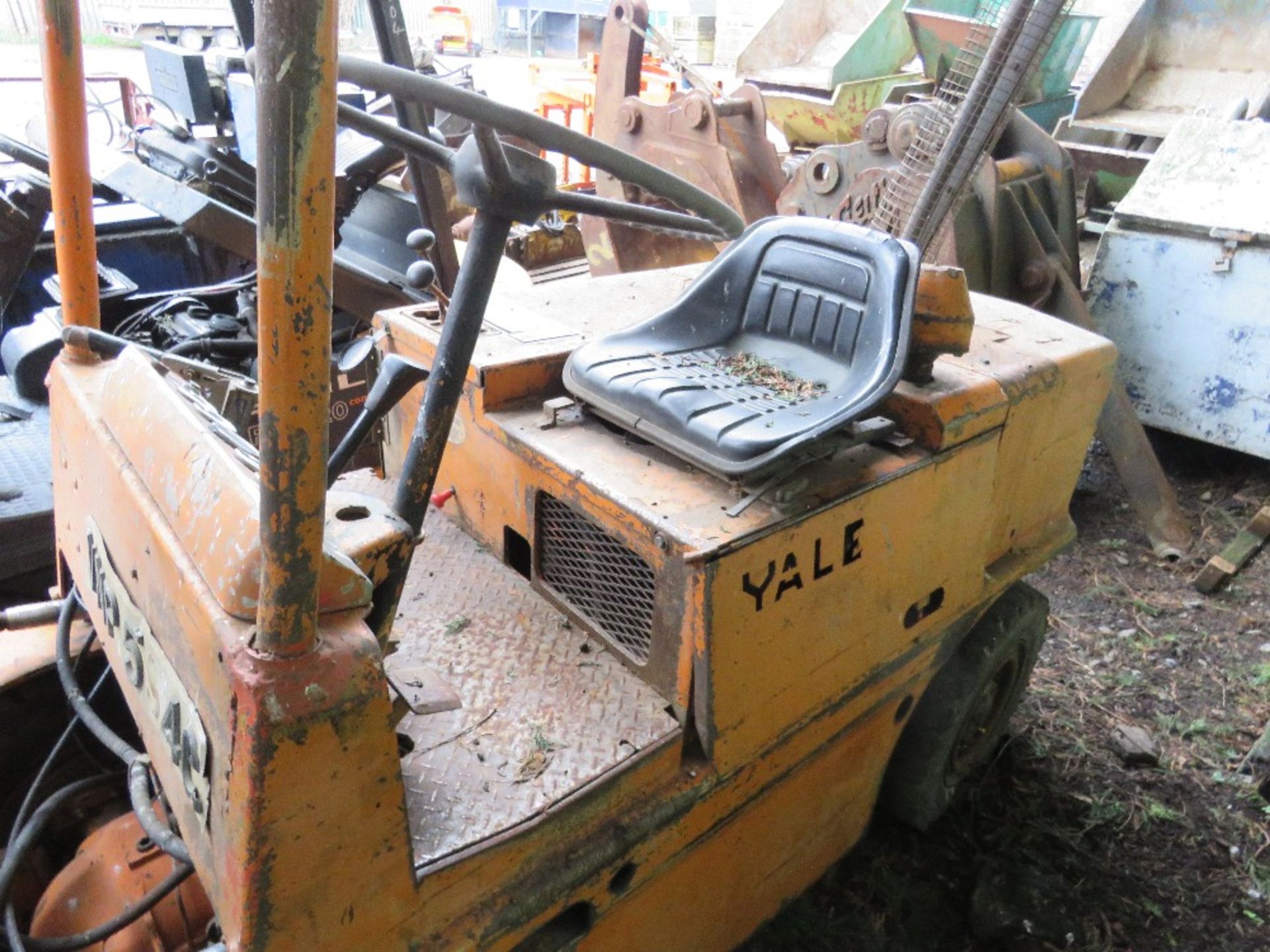 YALE DIESEL FORKLIFT TRUCK. WHEN TESTED WAS SEEN TO DRIVE, BRAKE AND LIFT (STEERING TIGHT). SEE VIDE - Image 6 of 7