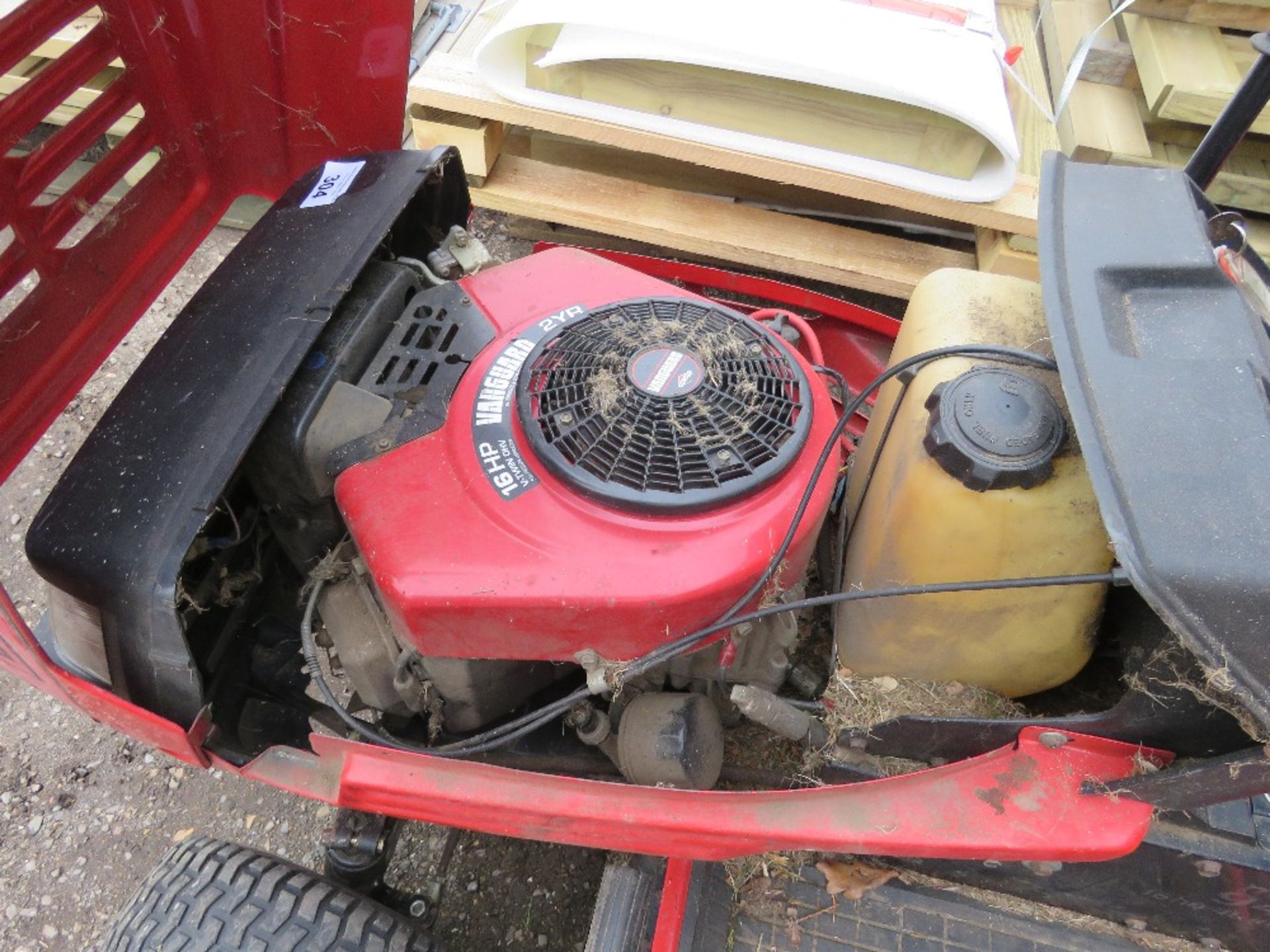 LAWNFLITE 940 RIDE ON MOWER WITH COLLECTOR. PART EXCHANGE MACHINE, CONDITION UNKNOWN. THIS LOT IS - Image 7 of 7