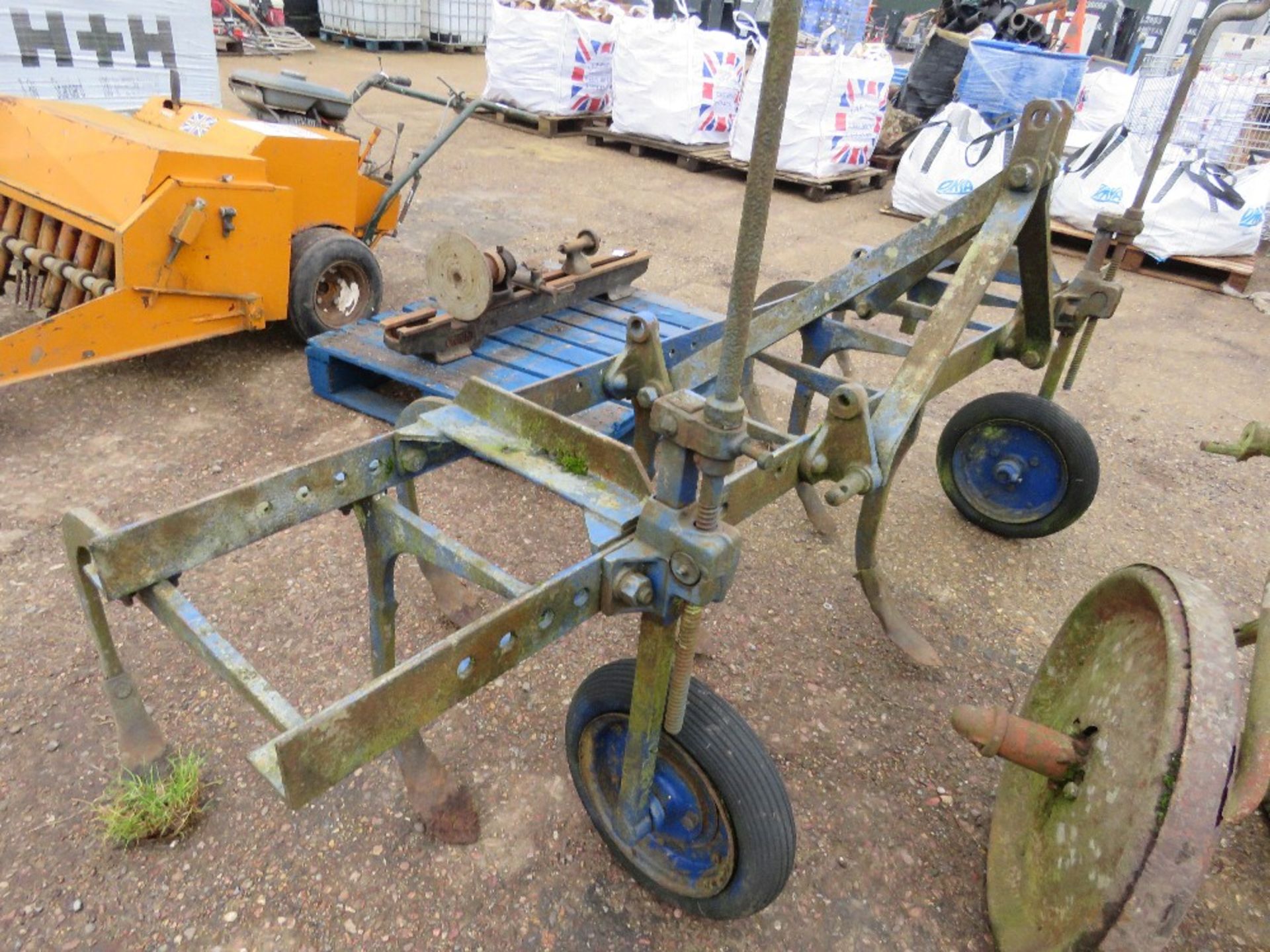 TRACTOR MOUNTED CULTIVATOR, 8FT WIDTH APPROX.....THIS LOT IS SOLD UNDER THE AUCTIONEERS MARGIN SCHEM - Image 3 of 4