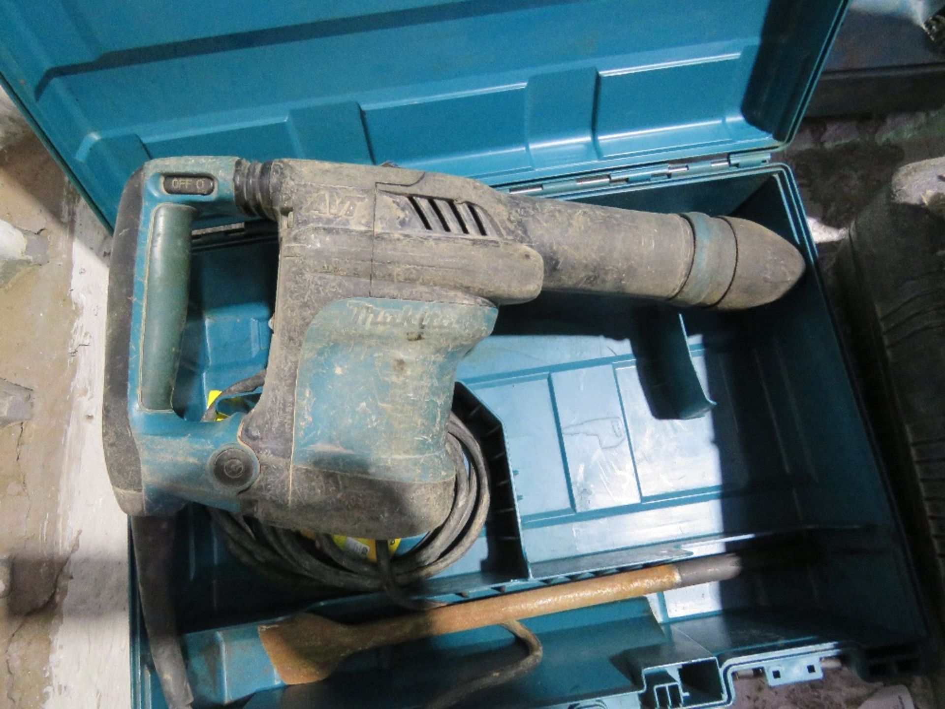 MAKITA MEDIUM SIZED BREAKER DRILL IN A CASE, 110VOLT. OWNER RETIRING. THIS LOT IS SOLD UNDER THE - Image 2 of 2