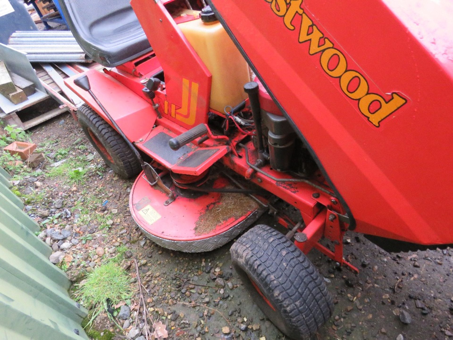 WESTWOOD T1200 RIDE ON MOWER. WHEN TESTED WAS SEEN TO RUN, DRIVE AND BLADES TURNED. THIS LOT IS S - Image 4 of 7