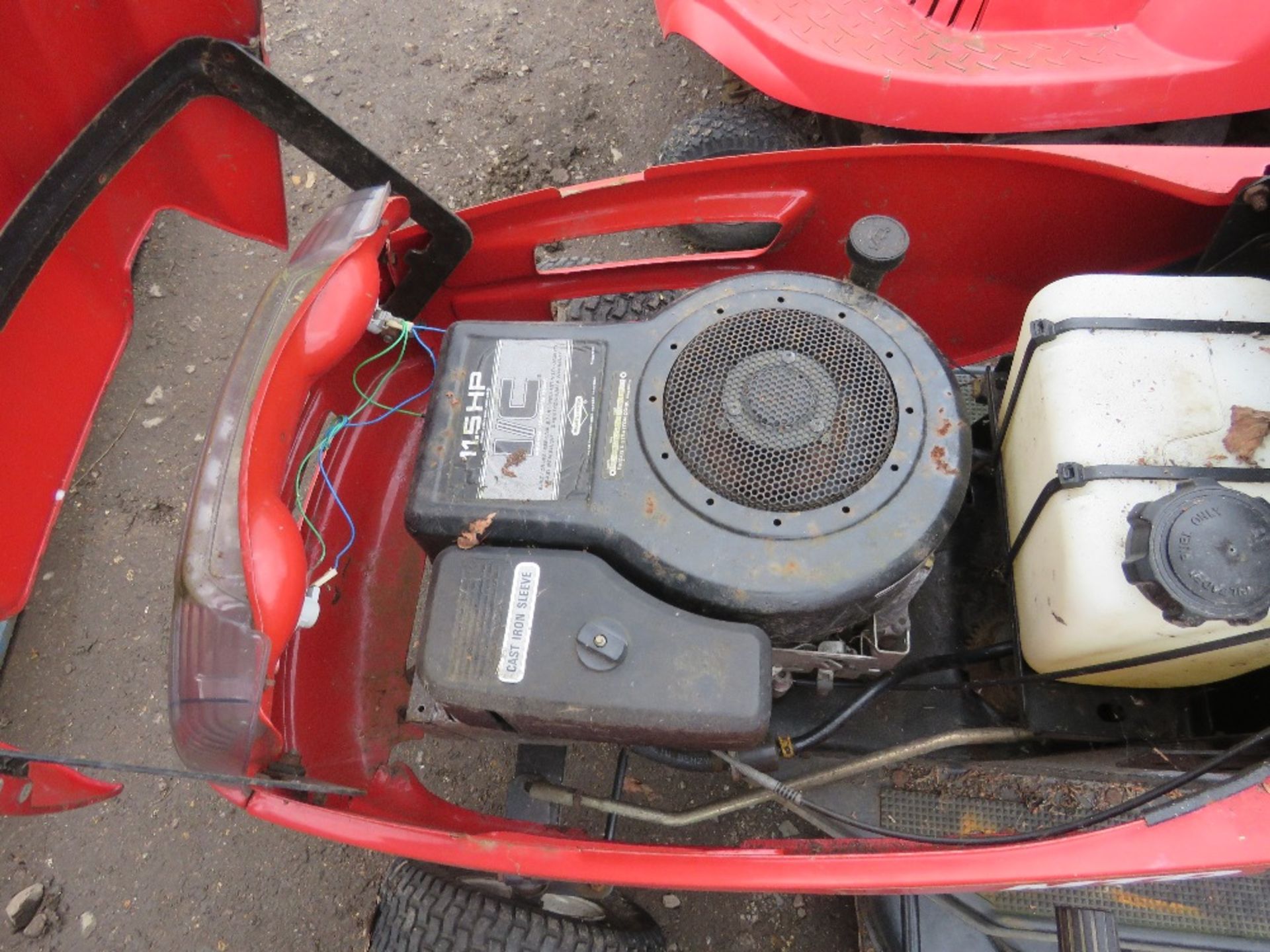 MTD RIDE ON MOWER....THIS LOT IS SOLD UNDER THE AUCTIONEERS MARGIN SCHEME, THEREFORE NO VAT WILL BE - Image 4 of 4