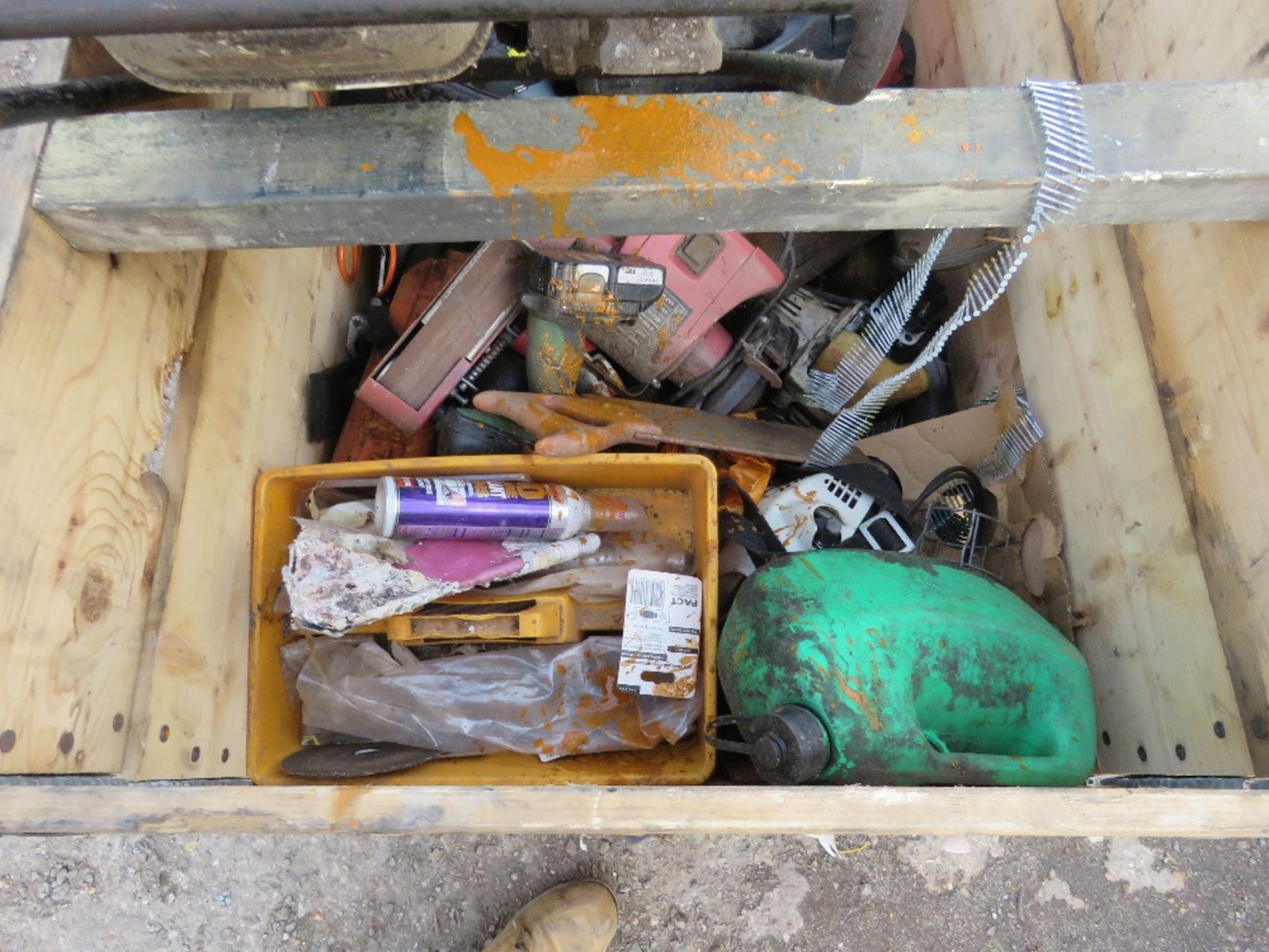 STILLAGE OF ASSORTED SUNDRIES AND TOOLS PLUS A HONDA WATER PUMP.....THIS LOT IS SOLD UNDER THE AUCTI - Image 2 of 5