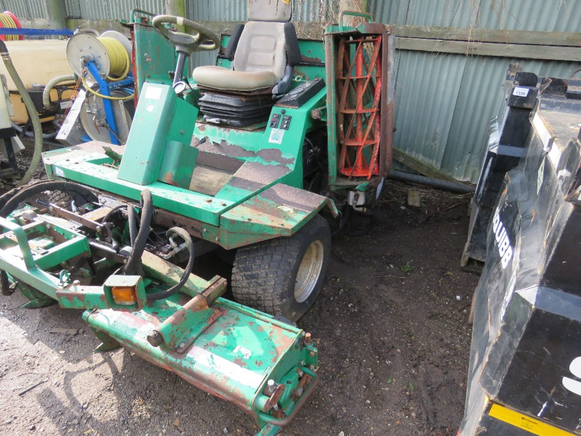 RANSOMES 520 5 GANG RIDE ON CYLINDER MOWER WITH KUBOTA ENGINE. WHEN TESTED WAS SEEN TO RUN, DRIVE, - Image 3 of 12