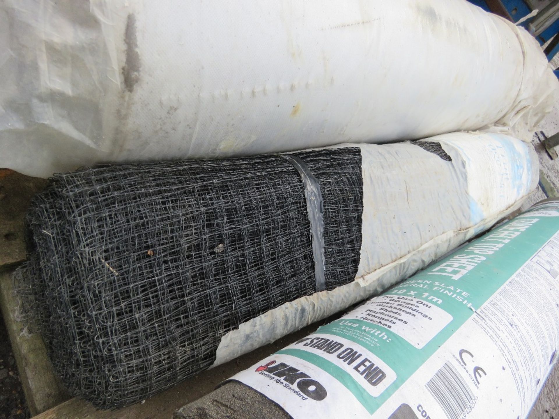 PALLET CONTAINING 5NO ROLLS OF WIRE NETTING, MEMBRANE, FELT ETC. THIS LOT IS SOLD UNDER THE AUCTI - Bild 5 aus 7