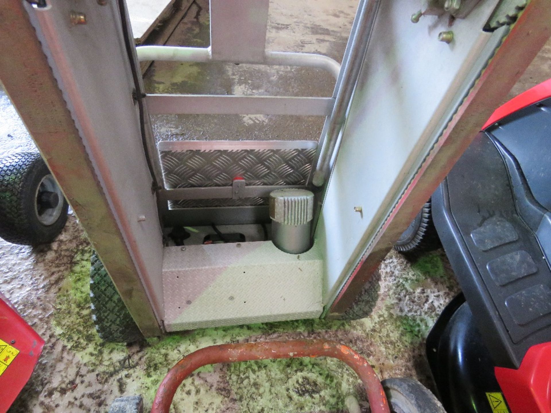 ALUMINIUM POWERED STAIR LIFT BARROW WITH CHARGER. - Image 4 of 6