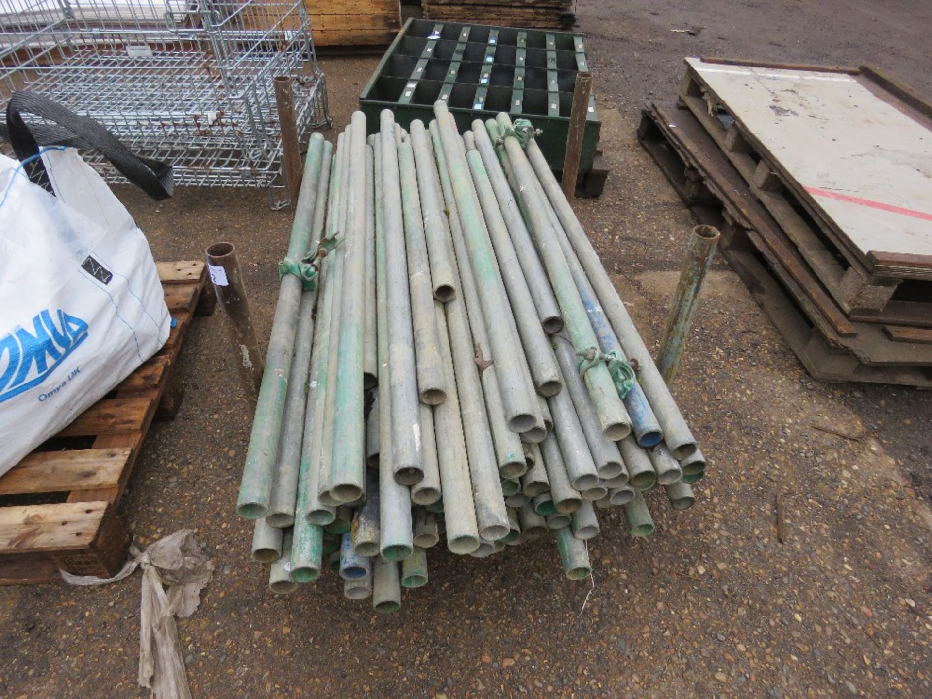 STILLAGE CONTAINING A LARGE QUANTITY OF SHORT LENGTH SCAFFOLD TUBES 3-5FT LENGTH APPROX.