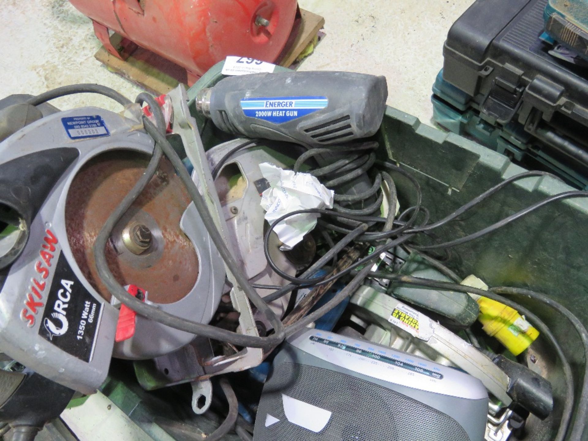 BOX OF POWER TOOLS AND SUNDRIES PLUS A SEWING MACHINE. THIS LOT IS SOLD UNDER THE AUCTIONEERS MAR - Image 9 of 11