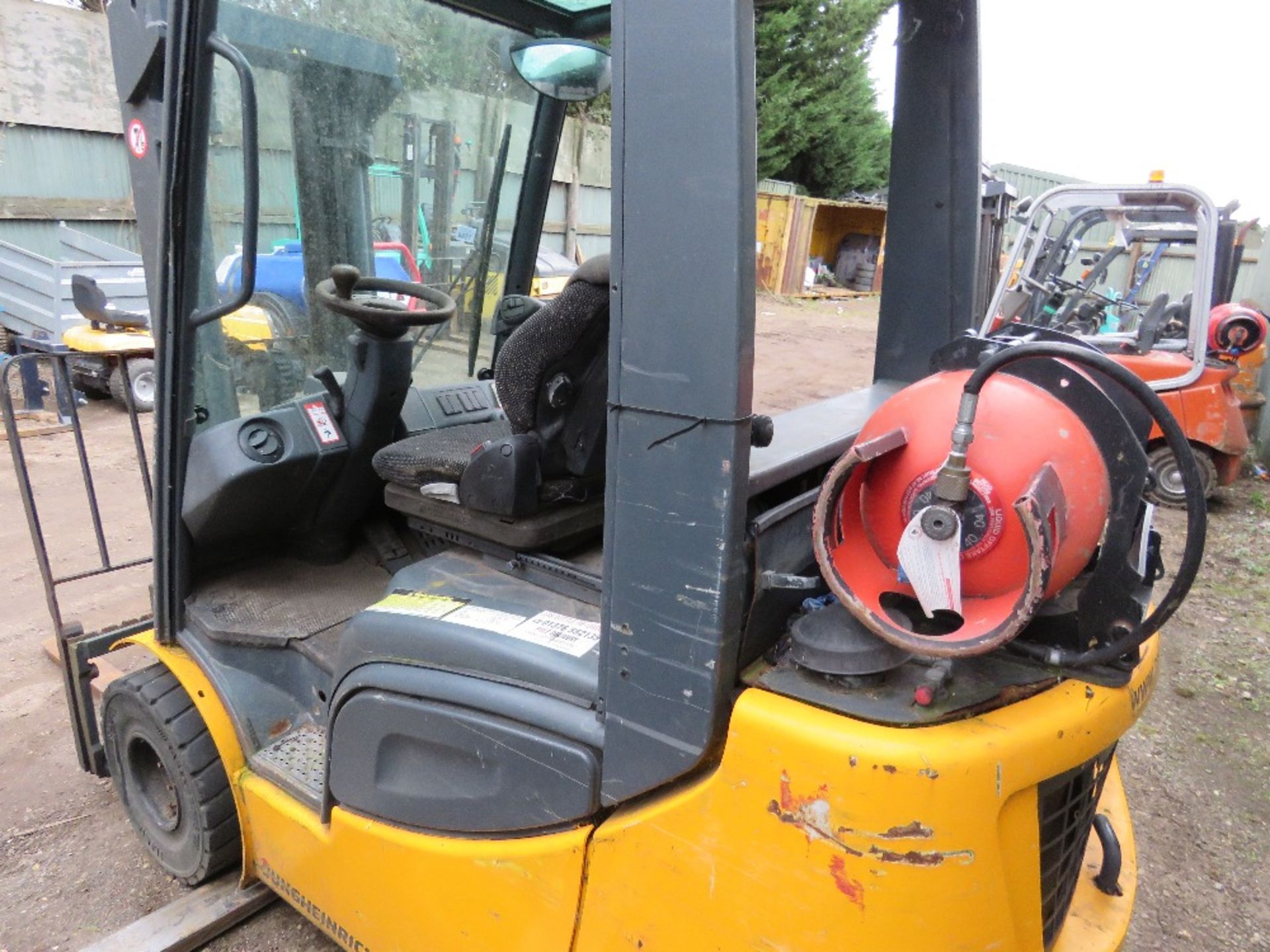 JUNGHEINRICH GAS POWERED FORKLIFT TRUCK WITH CONTAINER SPEC FREE LIFT MAST. - Image 5 of 9