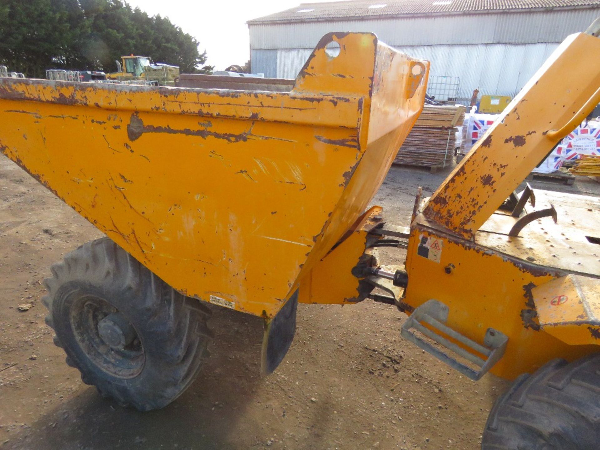 THWAITES 3 TONNE STRAIGHT TIP DUMPER YEAR 2014. 1688 REC HRS SN:SLCM570Z1408C8990. PN:401 DIRECT F - Image 2 of 10