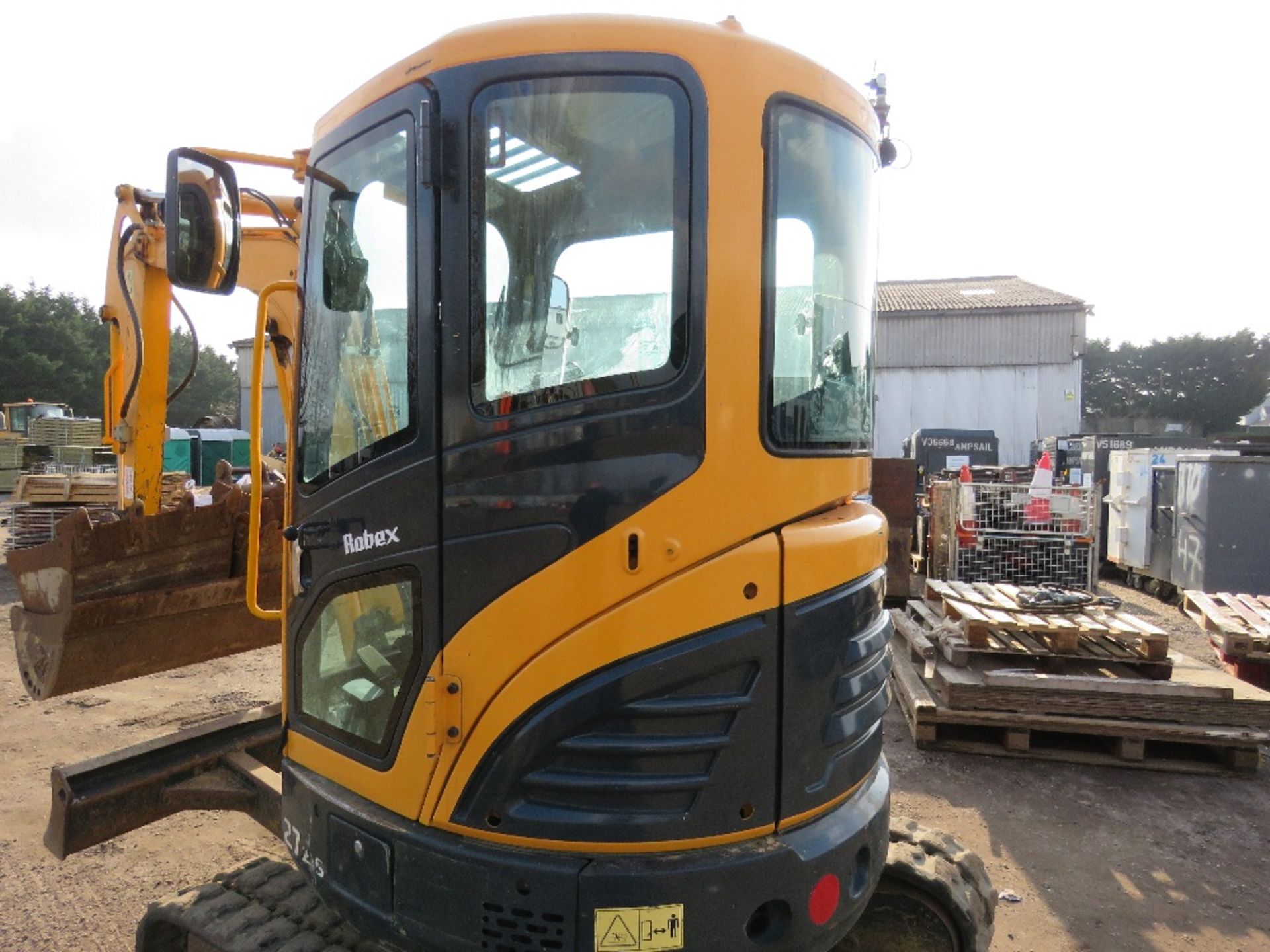 HYUNDAI ROBEX 27Z-9 RUBBER TRACKED EXCAVATOR YEAR 2015 BUILD. 2573 REC HOURS. 4NO BUCKETS WITH A MAN - Image 9 of 20