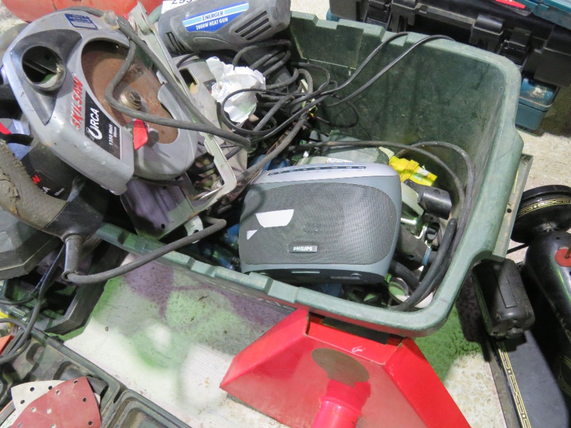 BOX OF POWER TOOLS AND SUNDRIES PLUS A SEWING MACHINE. THIS LOT IS SOLD UNDER THE AUCTIONEERS MAR - Image 8 of 11