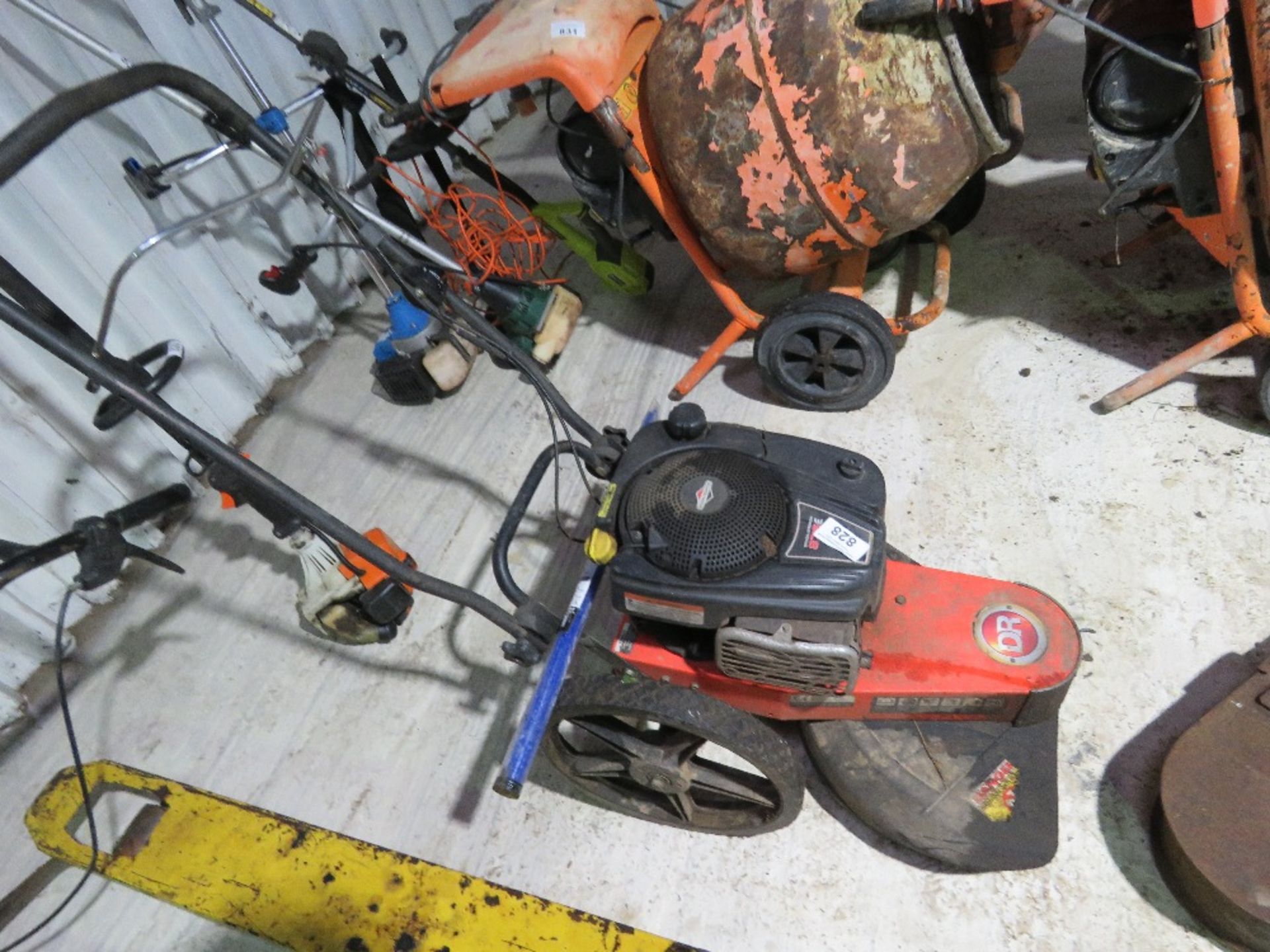 DR HEAVY DUTY PUSH ALONG STRIMMER WITH SPARE CORDS.....THIS LOT IS SOLD UNDER THE AUCTIONEERS MARGIN - Image 3 of 7