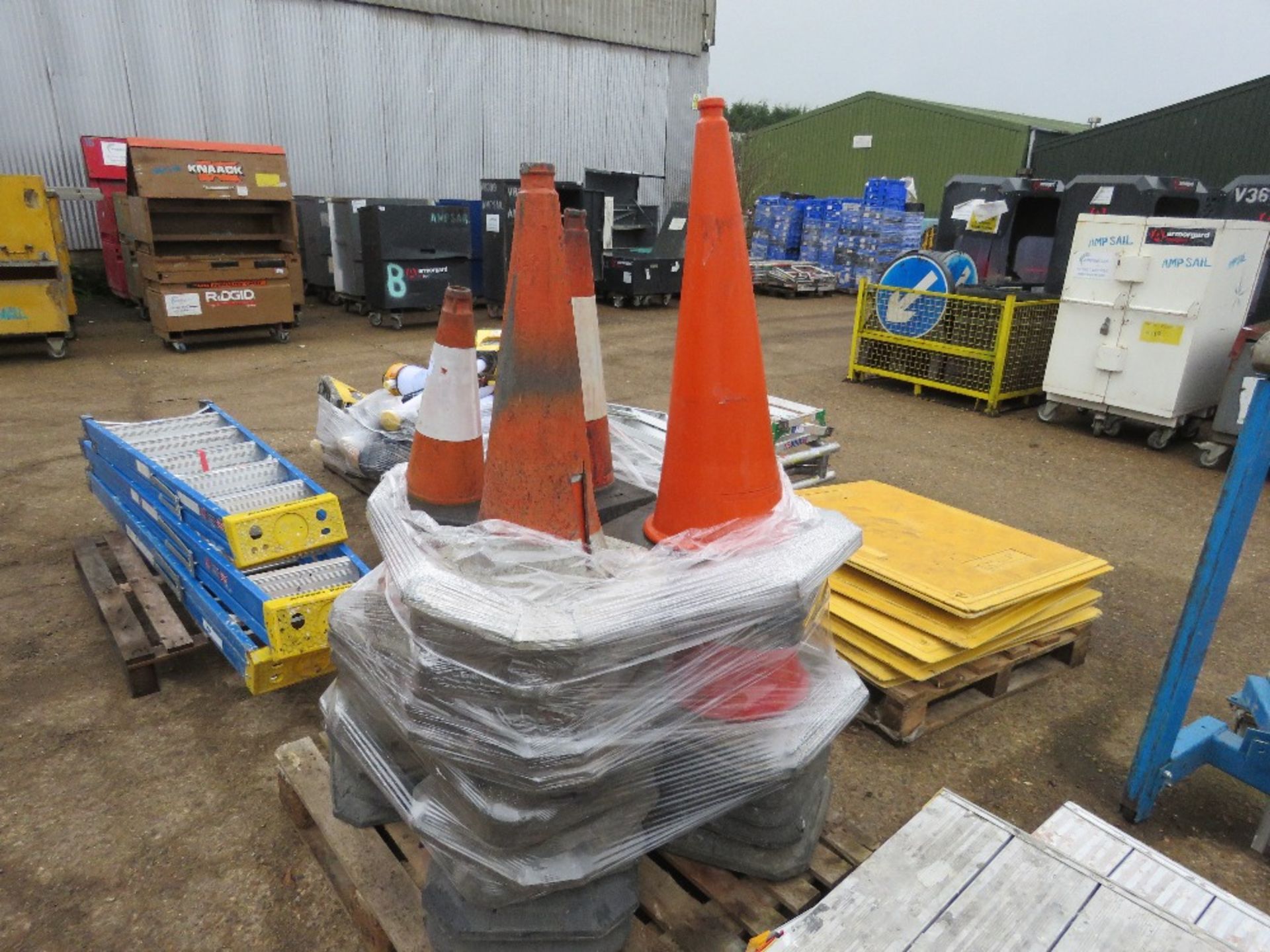 PALLET OF ROAD CONES. - Image 2 of 3