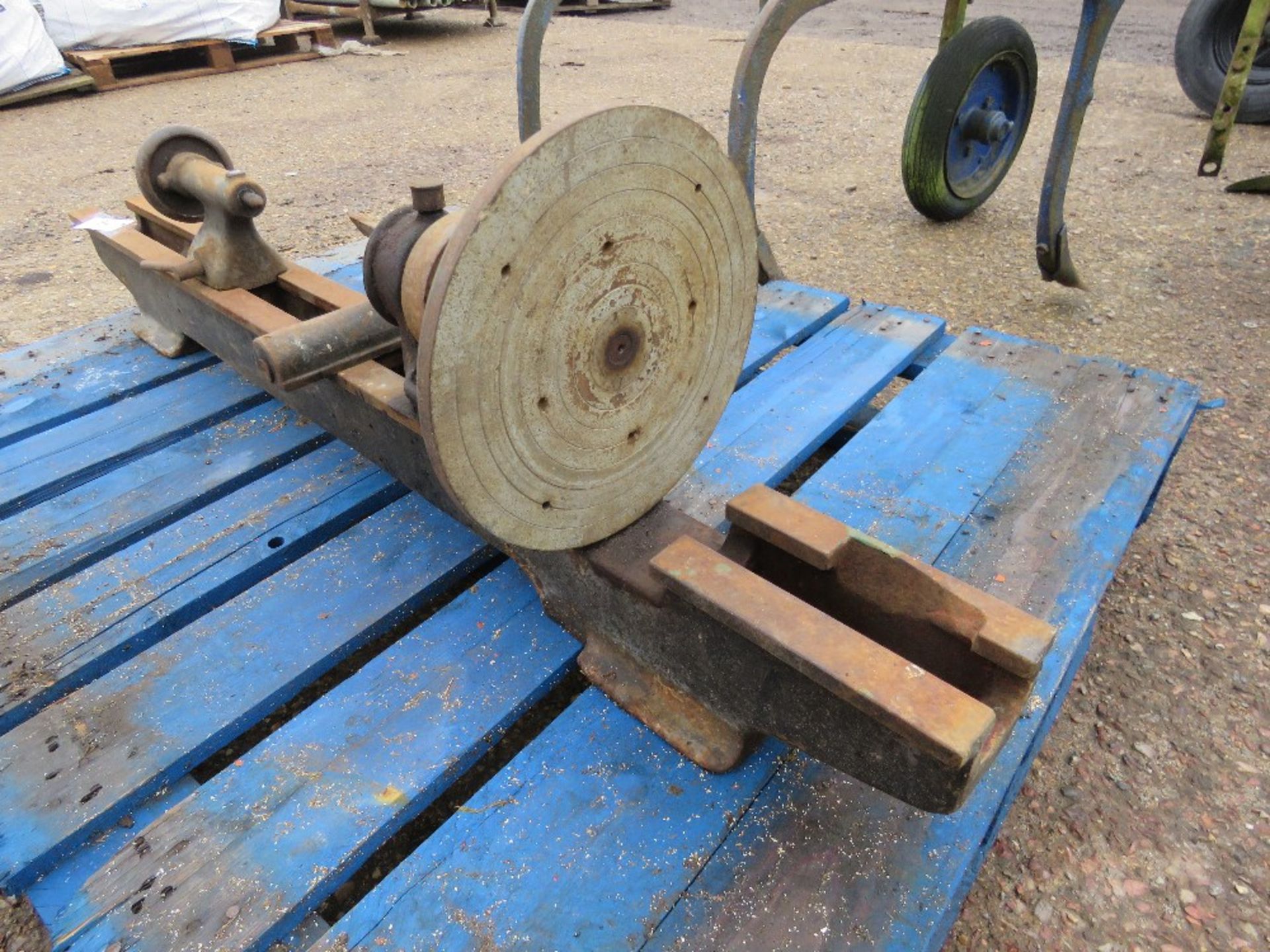 HOBBY SIZED LATHE BED.....THIS LOT IS SOLD UNDER THE AUCTIONEERS MARGIN SCHEME, THEREFORE NO VAT WIL