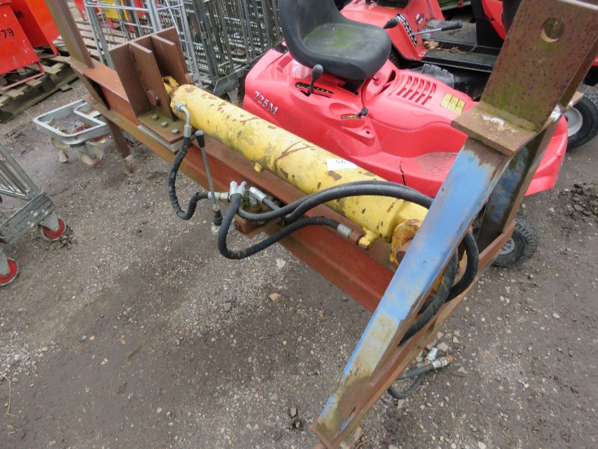 TRACTOR MOUNTED HEAVY DUTY HYDRAULIC LOGSPLITTER, 2FT RAM TRAVEL APPROX. ....THIS LOT IS SOLD UNDER - Image 2 of 4