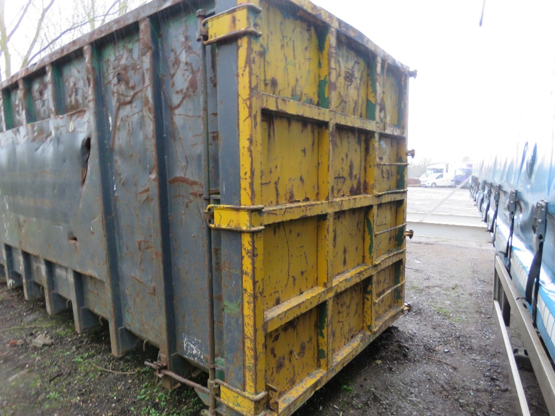 HOOK LOADER BIN, ROLLONOFF TYPE, 40YARD CAPACITY APPROX WITH FULL WIDTH REAR DOOR. DIRECT FROM LOCAL - Image 6 of 8