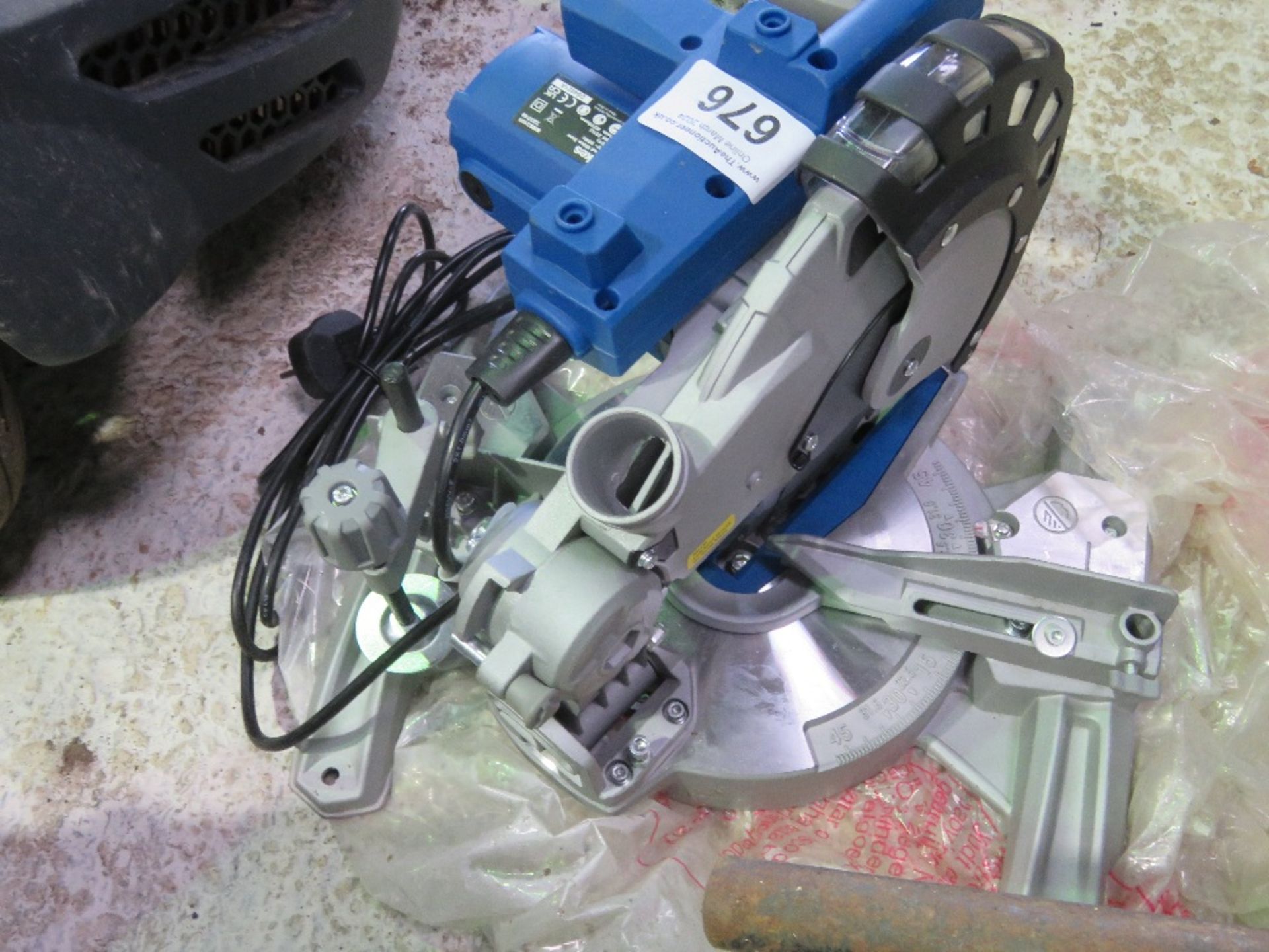 WICKES 240VOLT MITRE SAW, APPEARS LITTLE/UNUSED. THIS LOT IS SOLD UNDER THE AUCTIONEERS MARGIN SC - Image 3 of 4