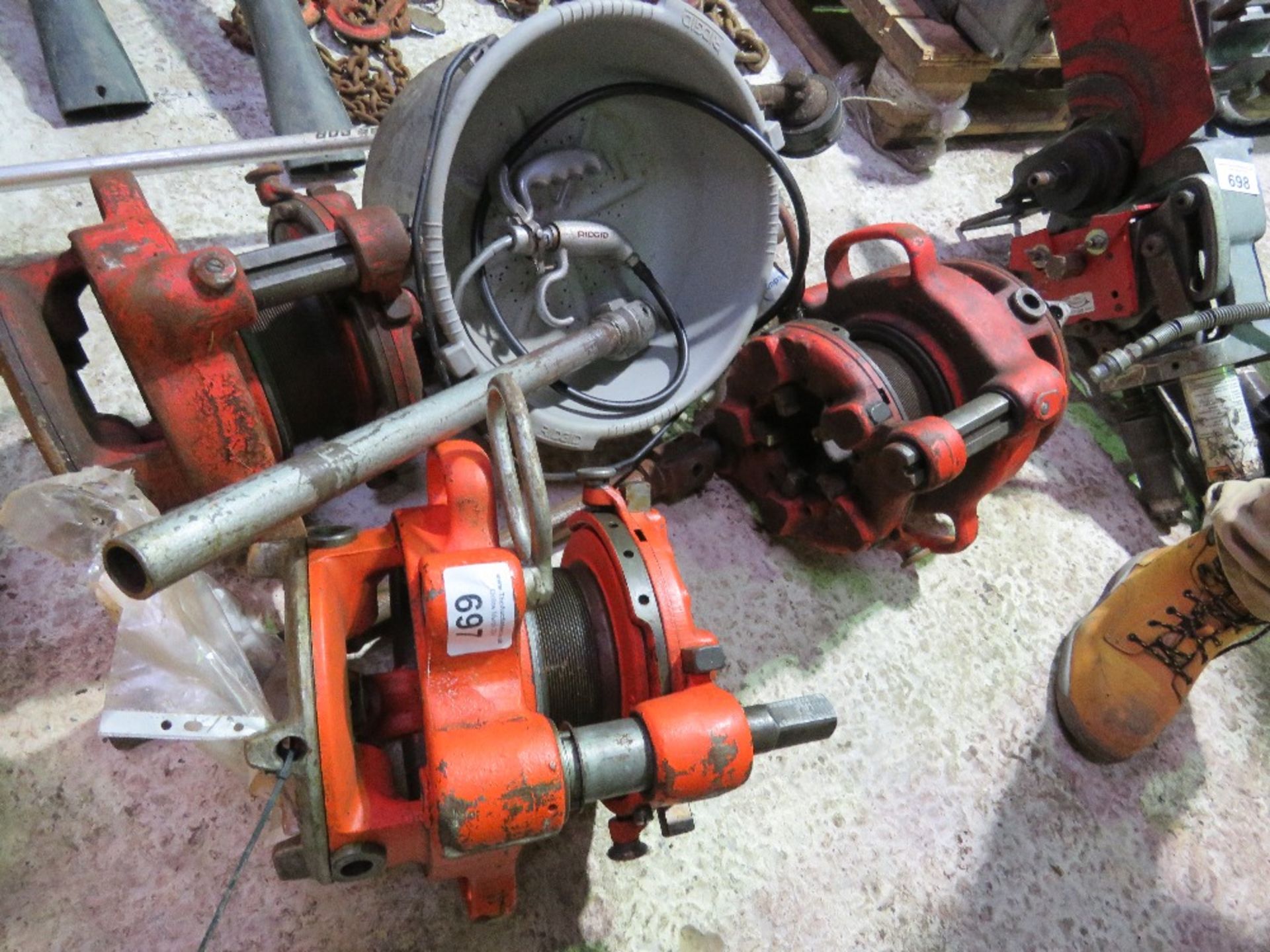 3NO RIDGID TYPE PIPE THREADING HEADS PLUS A CUTTING FLUID BOWL. SOURCED FROM COMPANY LIQUIDATION.