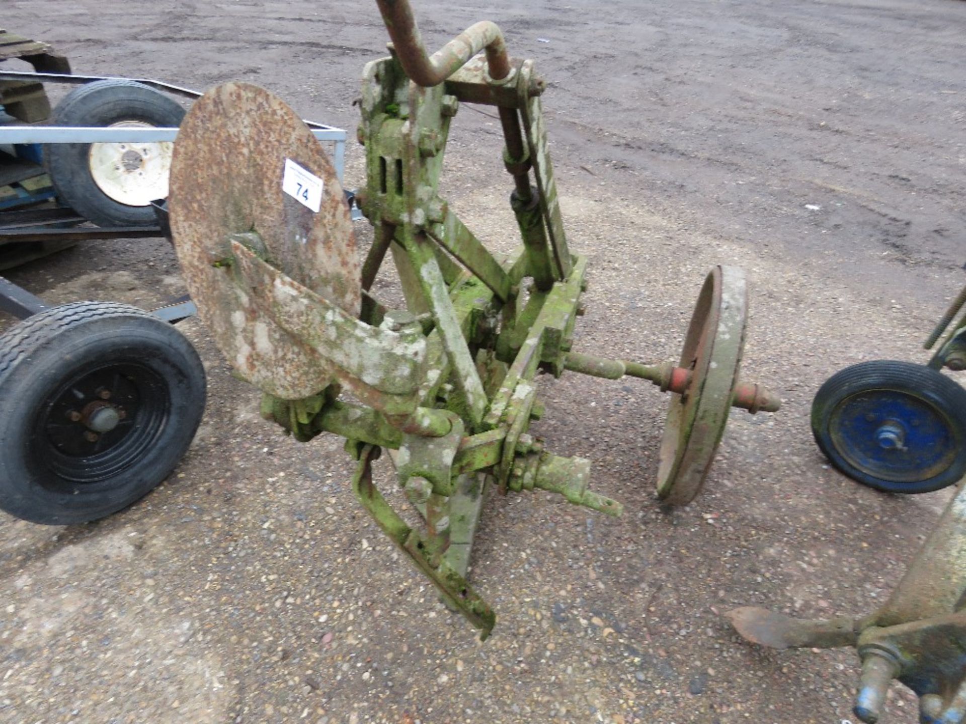 SINGLE FURROW TRACTOR MOUNTED PLOUGH.....THIS LOT IS SOLD UNDER THE AUCTIONEERS MARGIN SCHEME, THERE - Bild 3 aus 4