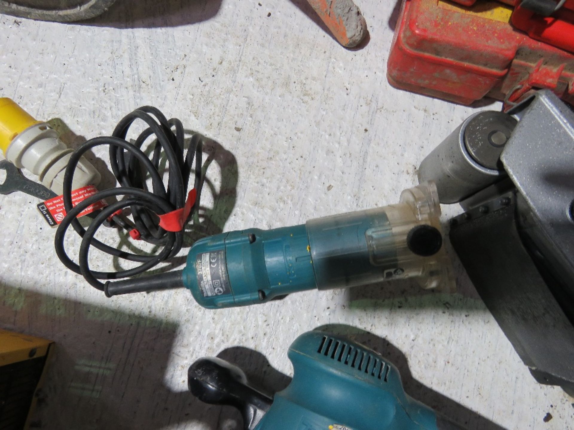 3NO POWER TOOLS: MAKITA BELT SANDER, SANDER AND A ROUTER. - Bild 4 aus 6