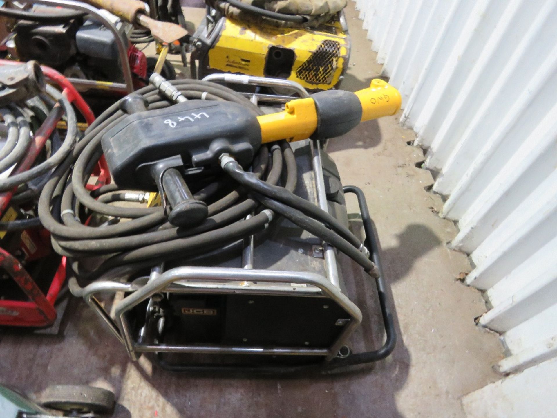 JCB BEAVER HEAVY DUTY DIESEL ENGINED HYDRAULIC BREAKER PACK WITH HOSE AND GUN. WHNE TESTED WAS SEEN - Image 3 of 6