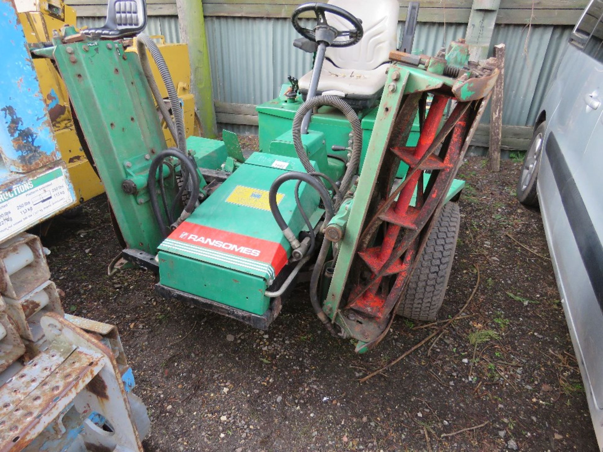 RANSOMES 213 TRIPLE RIDE ON CYLINDER MOWER WITH KUBOTA ENGINE. WHEN TESTED WAS SEEN TO RUN, DRIVE, M - Image 3 of 10